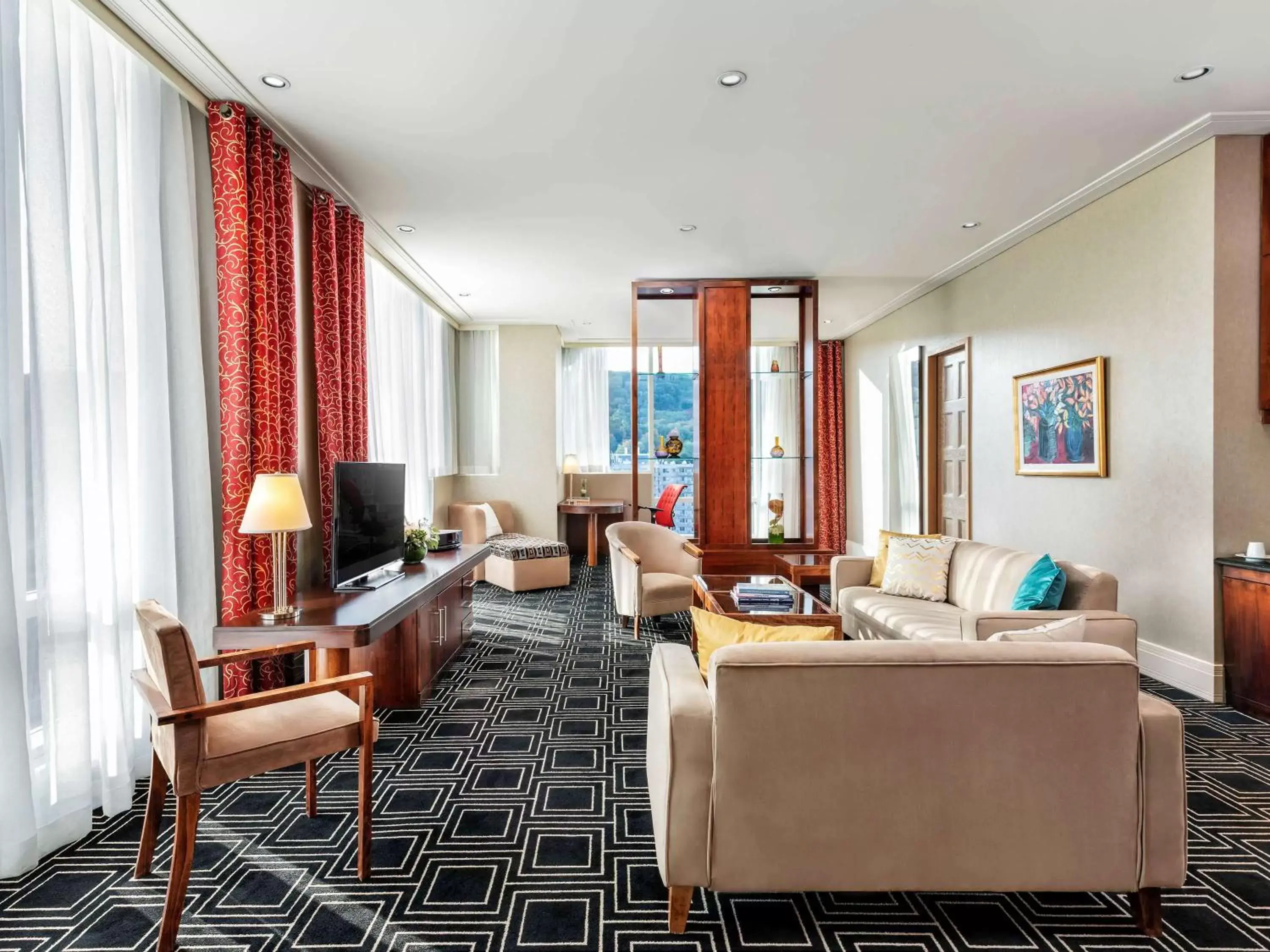 Photo of the whole room, Seating Area in Sofitel Montreal Golden Mile