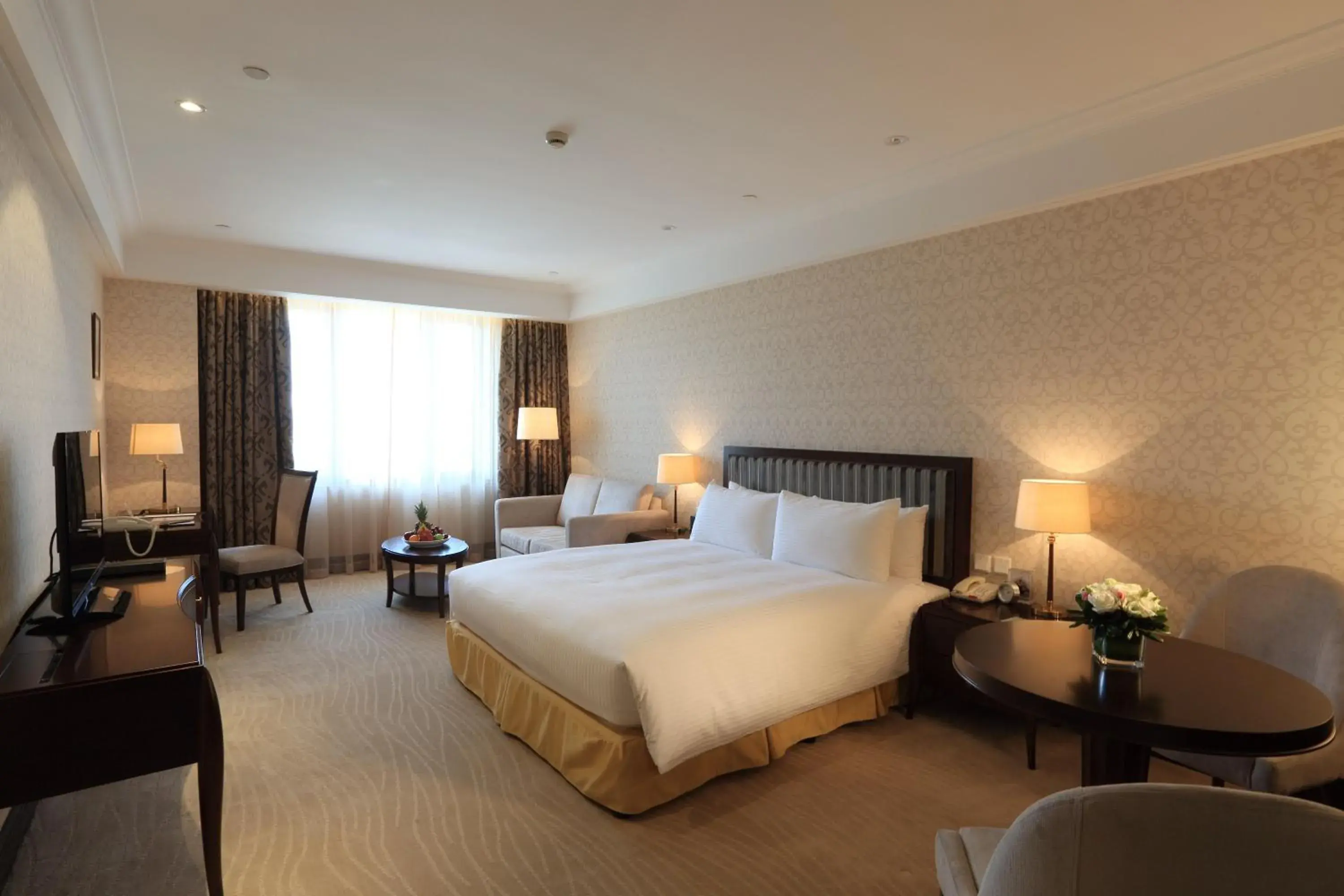 Photo of the whole room, Bed in Evergreen Laurel Hotel, Shanghai