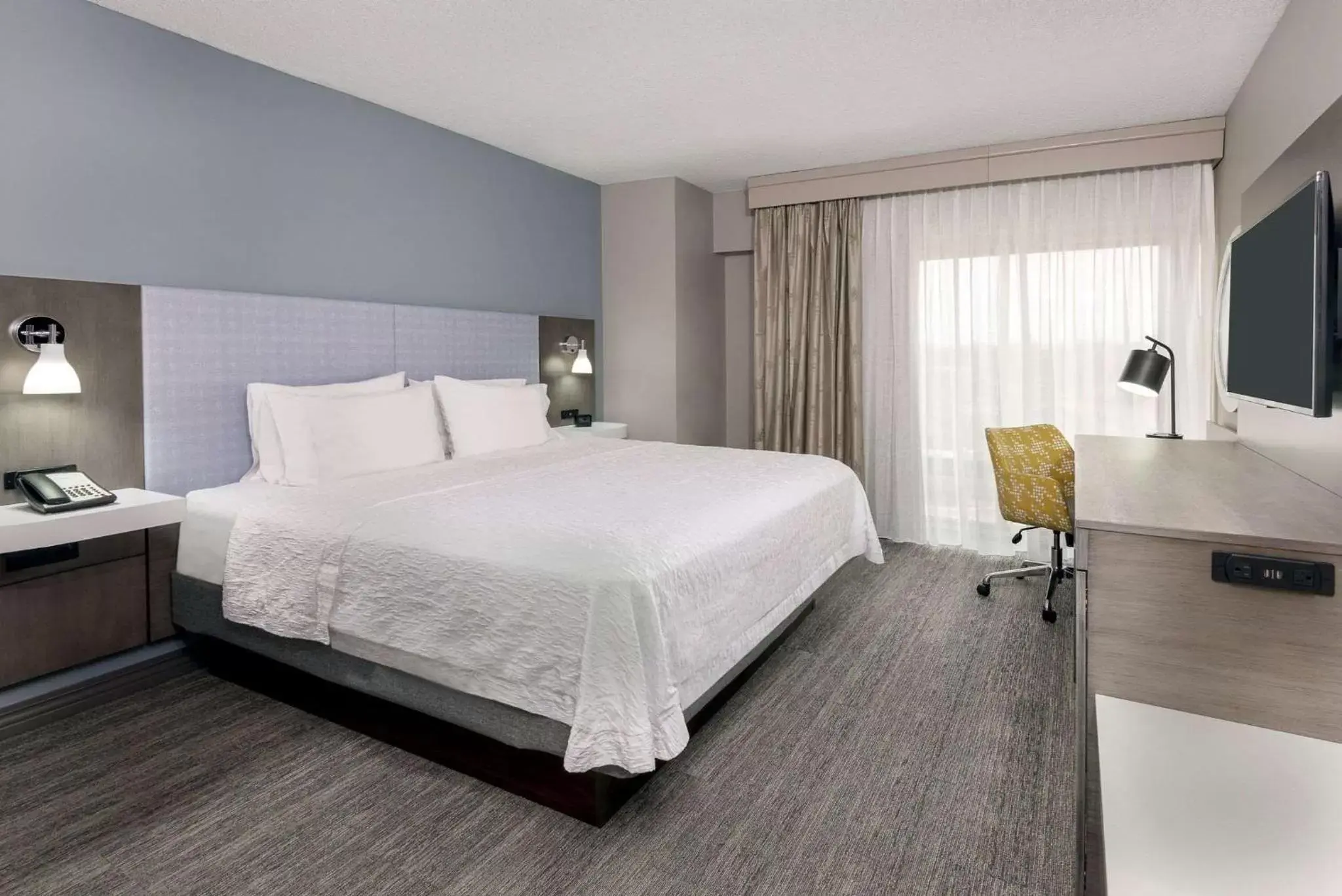 Bedroom, Bed in Hampton Inn & Suites Country Club Plaza