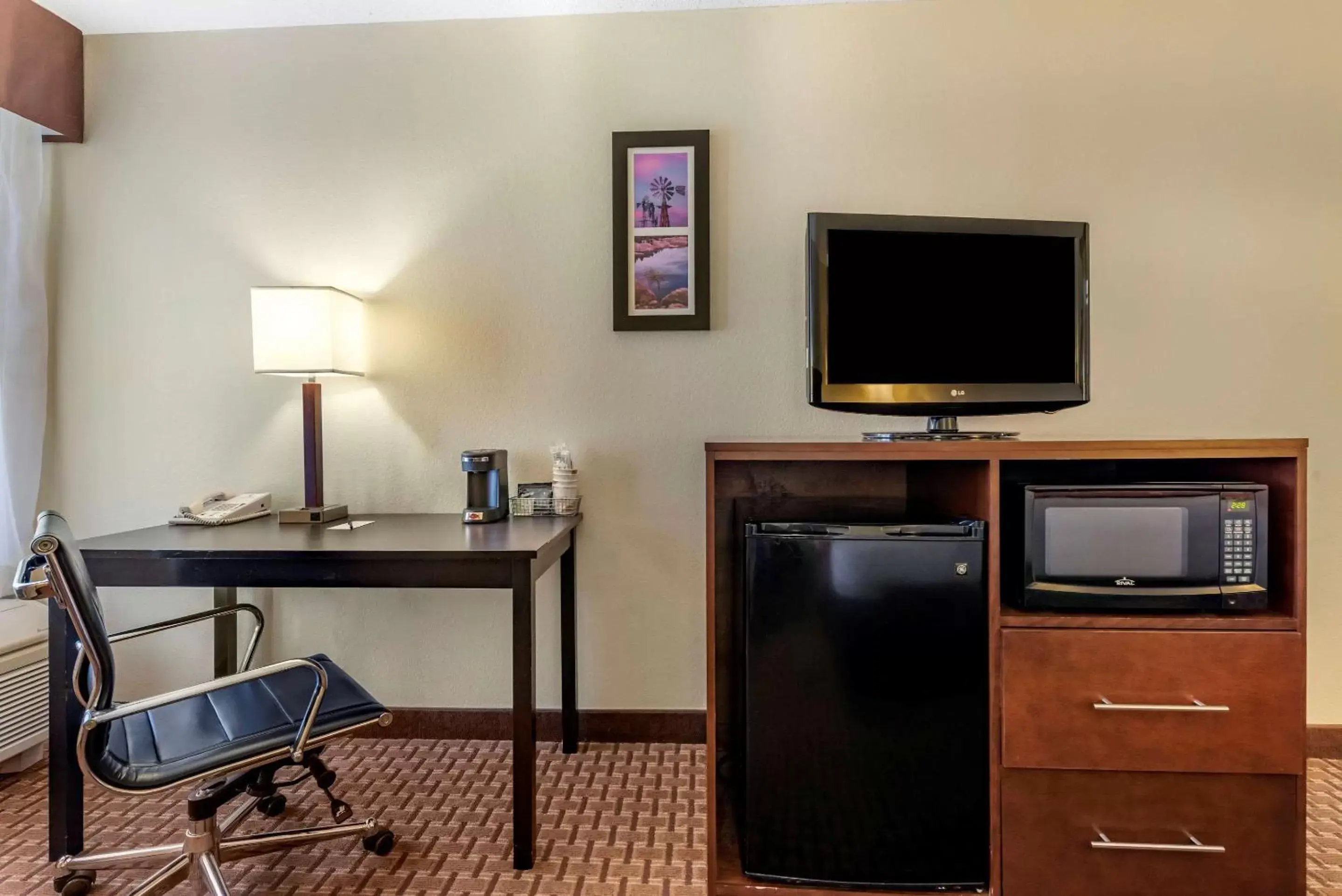 Photo of the whole room, TV/Entertainment Center in Comfort Inn & Suites Warsaw near US-30