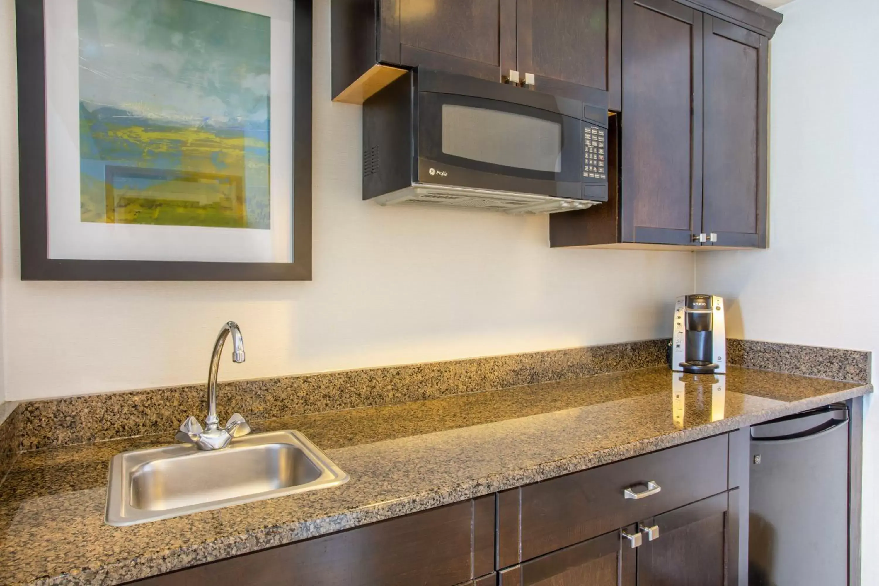 Bedroom, Kitchen/Kitchenette in Holiday Inn & Suites Parsippany Fairfield, an IHG Hotel