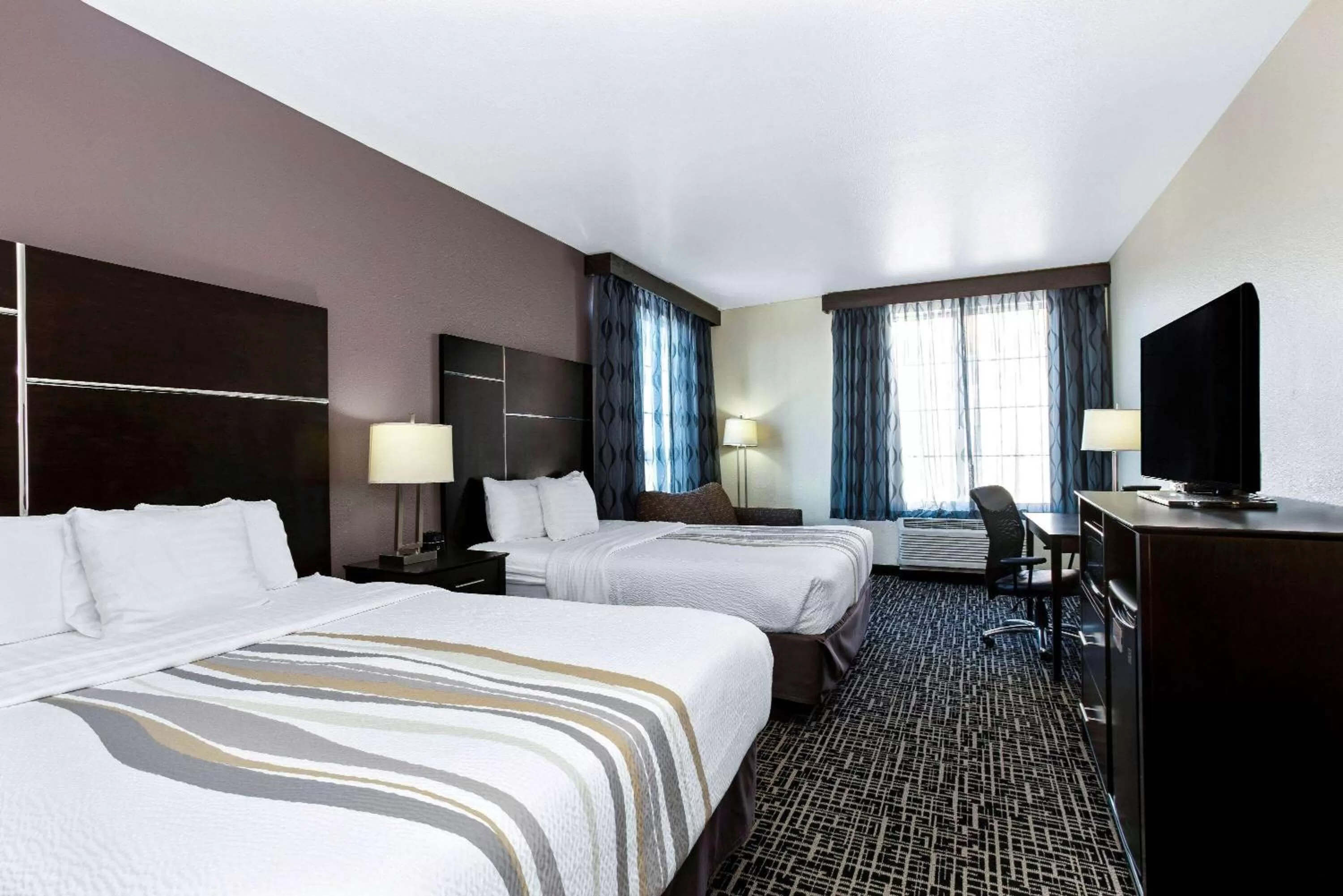 Photo of the whole room, Bed in La Quinta by Wyndham Denver Gateway Park