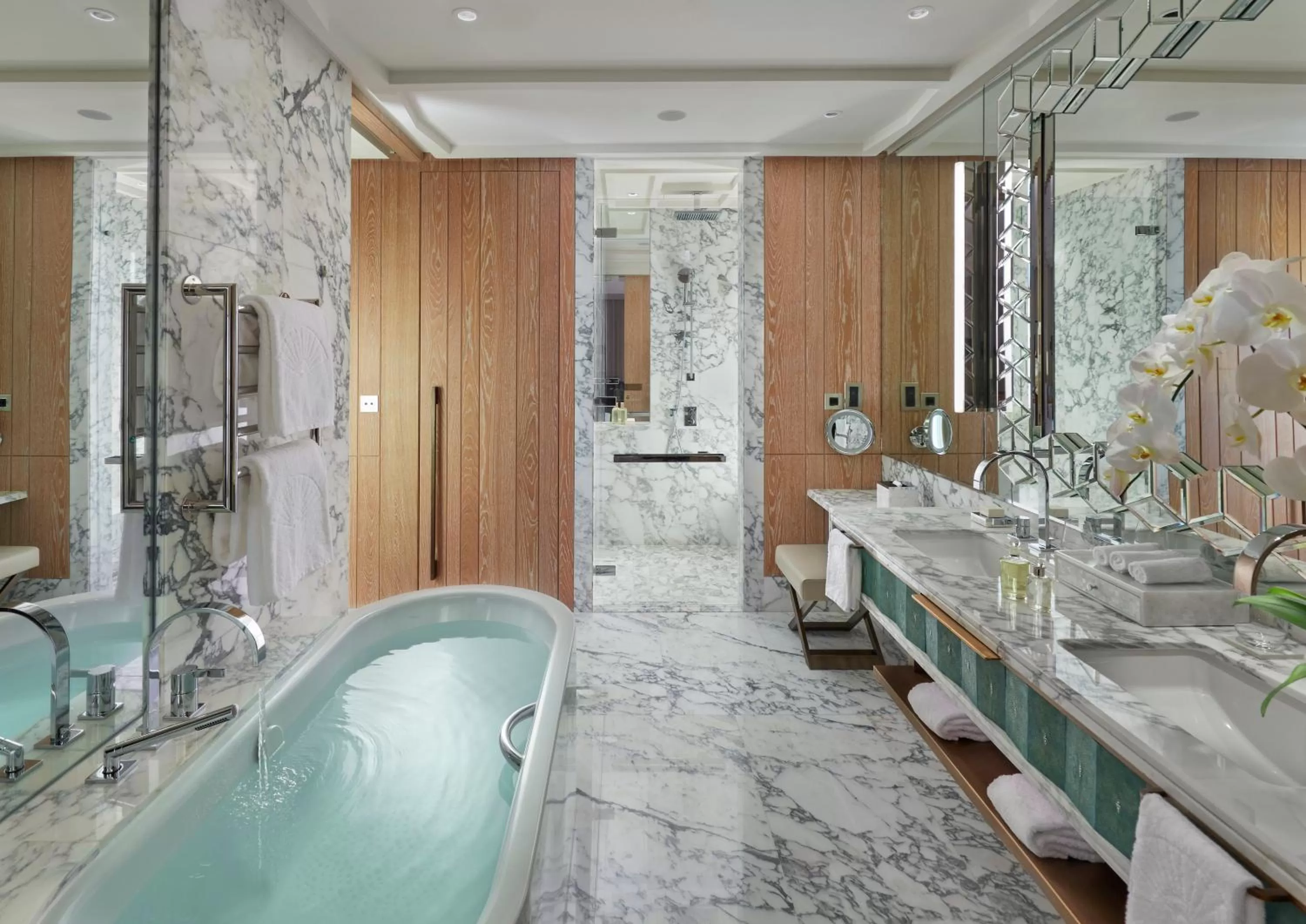 Club Superior King Room with Club Lounge Access -  including Daily Breakfast & Afternoon Tea, Evening Drinks & Canapes in Mandarin Oriental Jumeira, Dubai