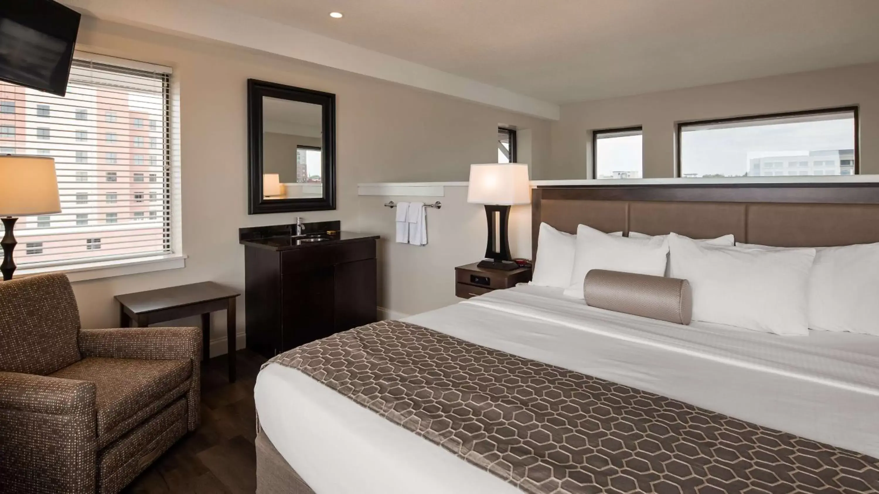 Photo of the whole room, Bed in Best Western Plus Coastline Inn