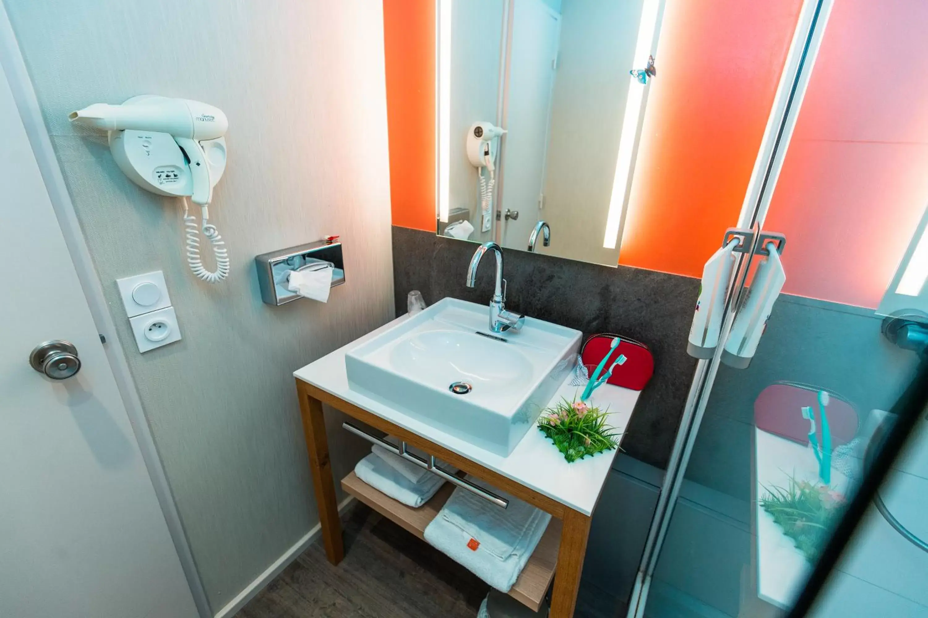 Bathroom in ibis Styles Tours Sud