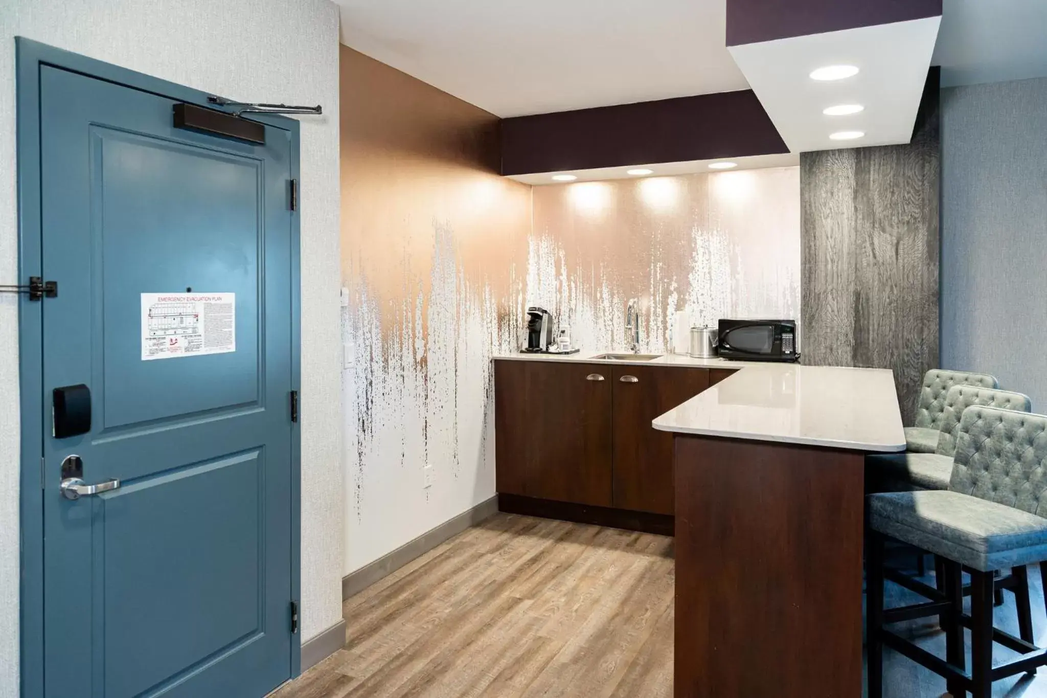 Photo of the whole room, Bathroom in Holiday Inn Resort Deadwood Mountain Grand, an IHG Hotel