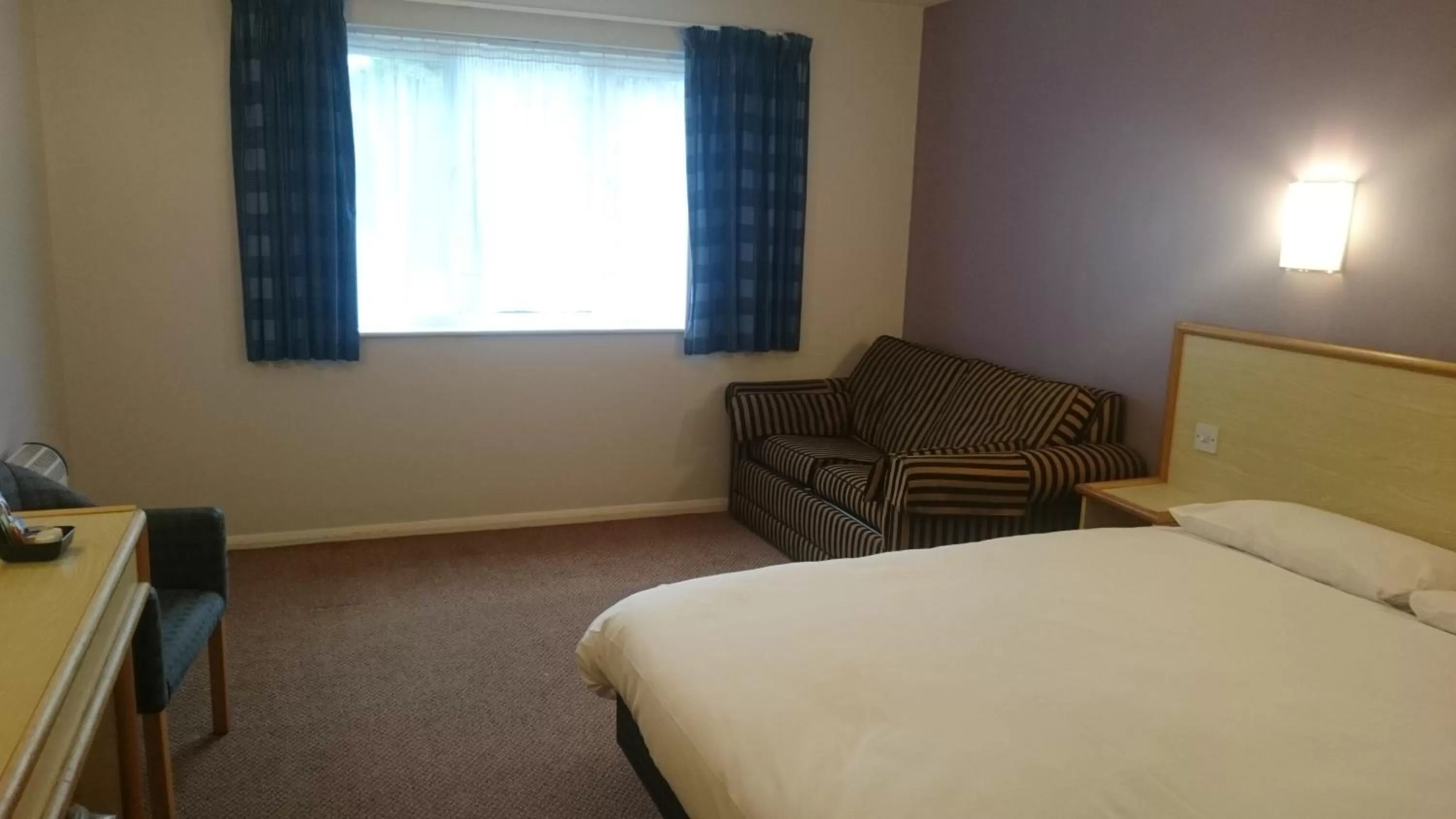 Bedroom, Bed in Redwings Lodge Baldock
