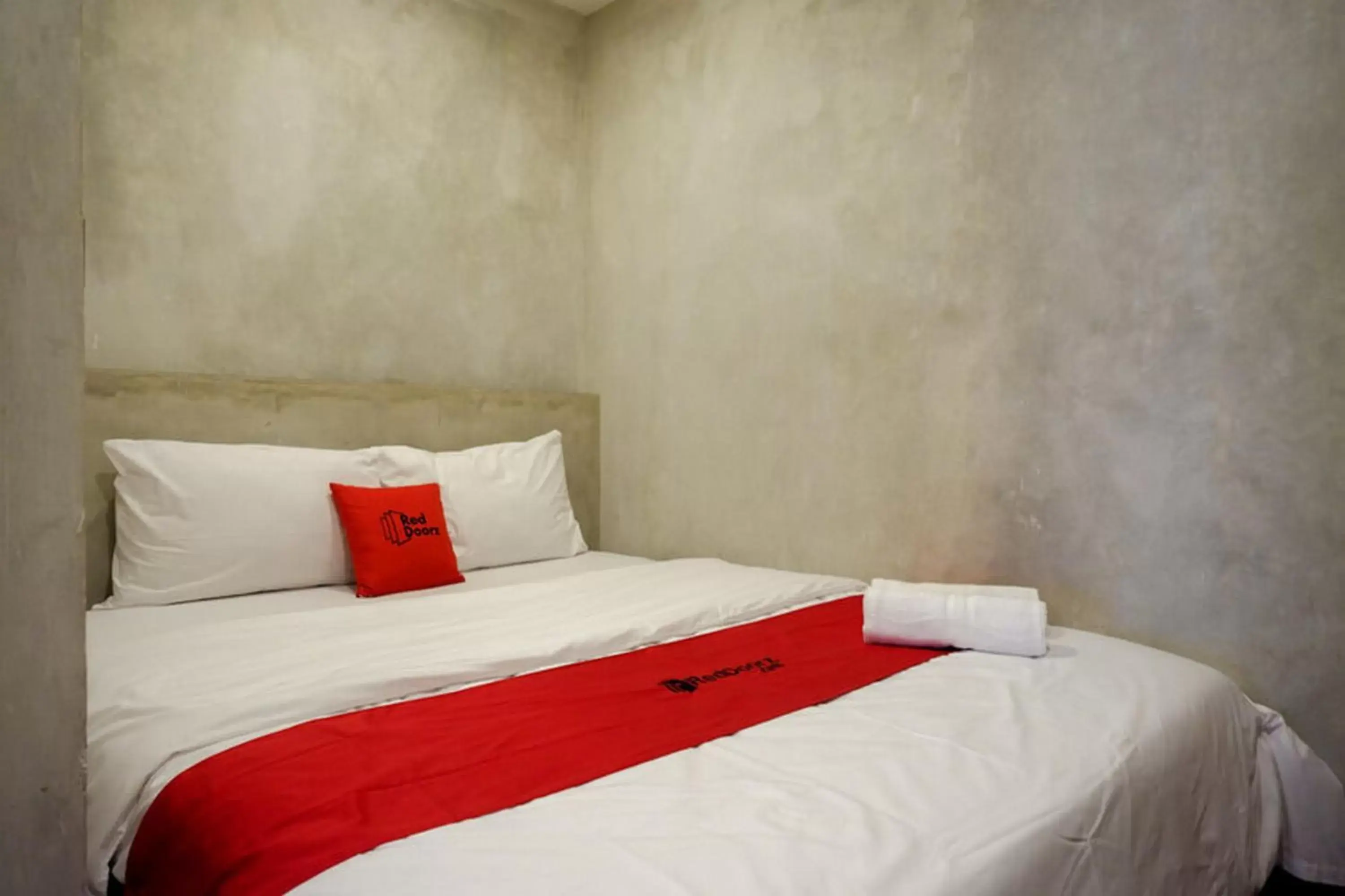 Bed in RedDoorz Plus near Kawasan Sam Poo Kong Semarang