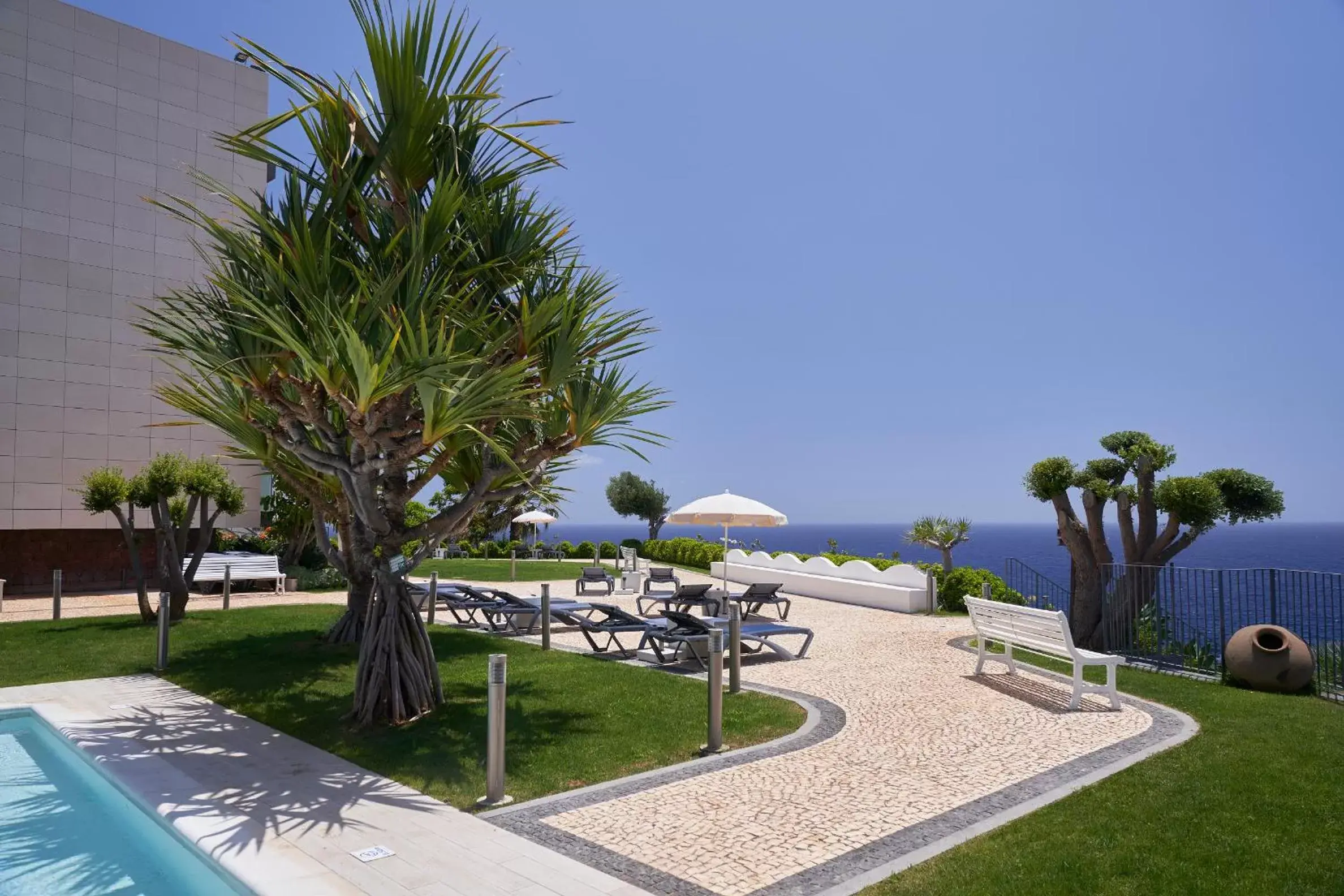 Garden, Swimming Pool in Golden Residence Hotel