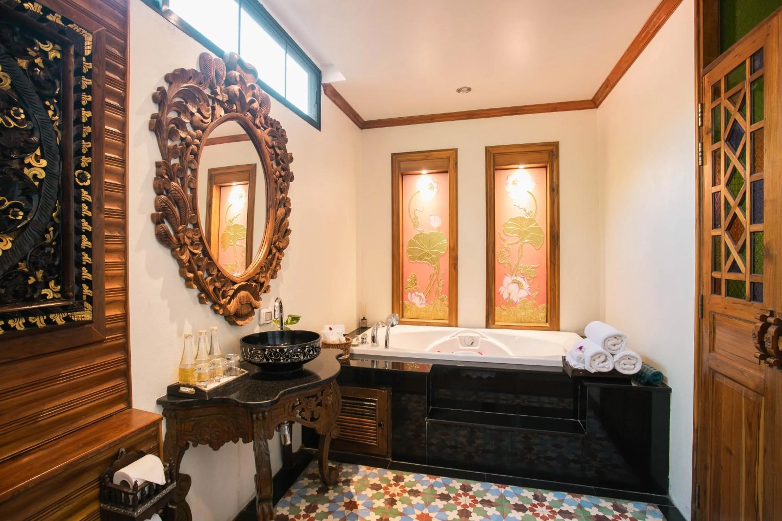 Bathroom, Bed in Pingviman Hotel