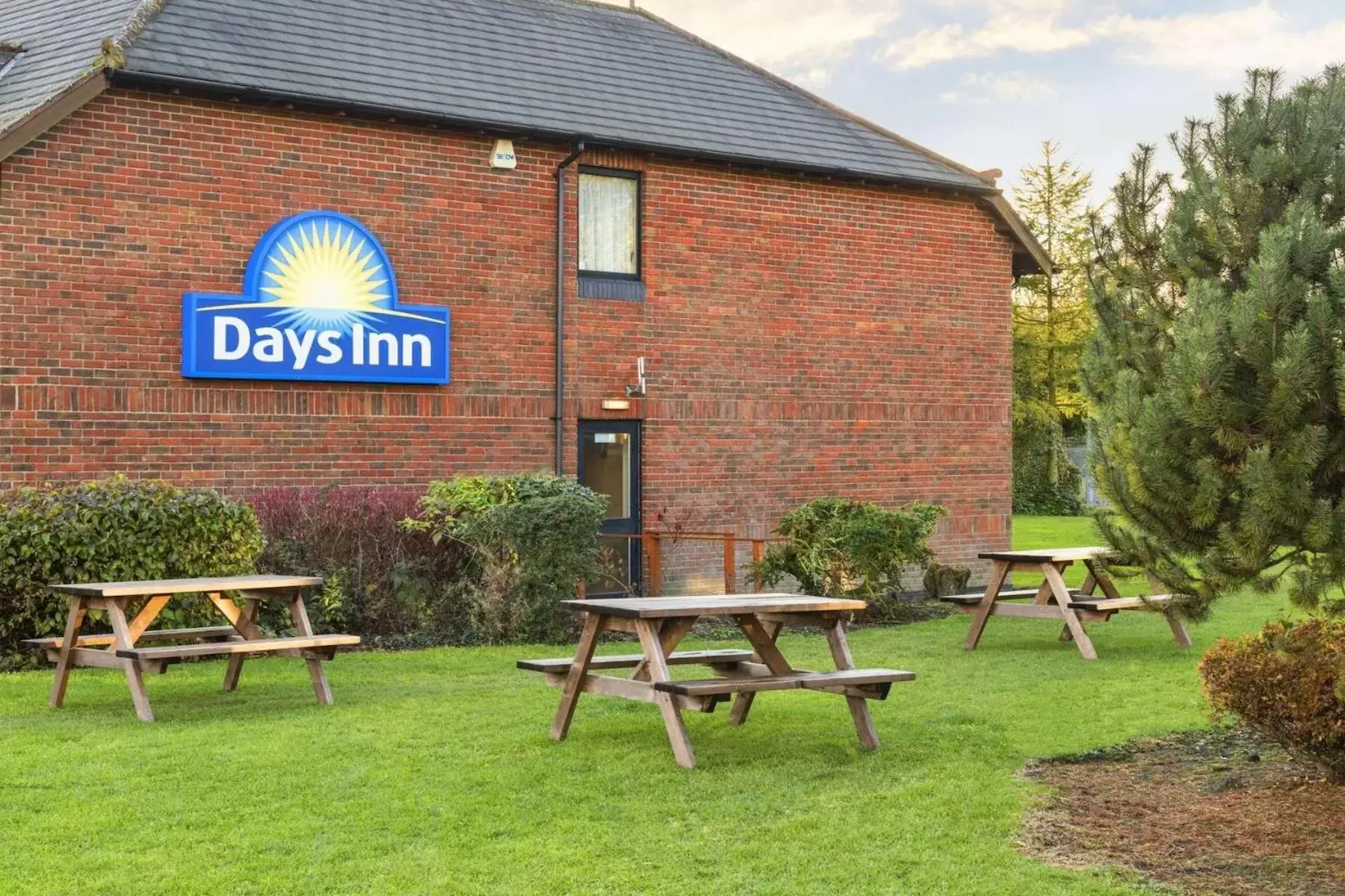 Garden, Property Building in Days Inn Chesterfield - Tibshelf