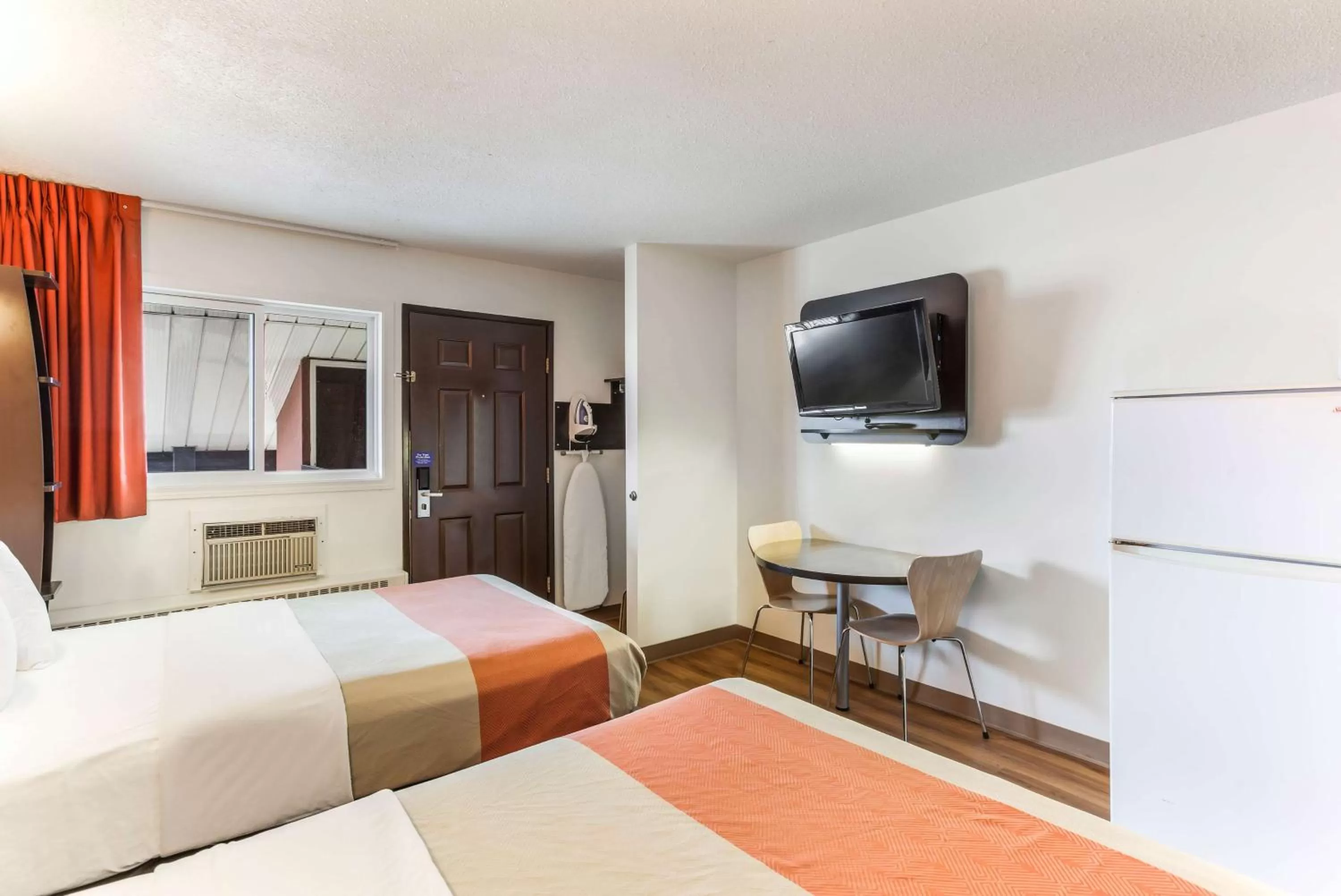 Photo of the whole room, Bed in Motel 6-Lethbridge, AB