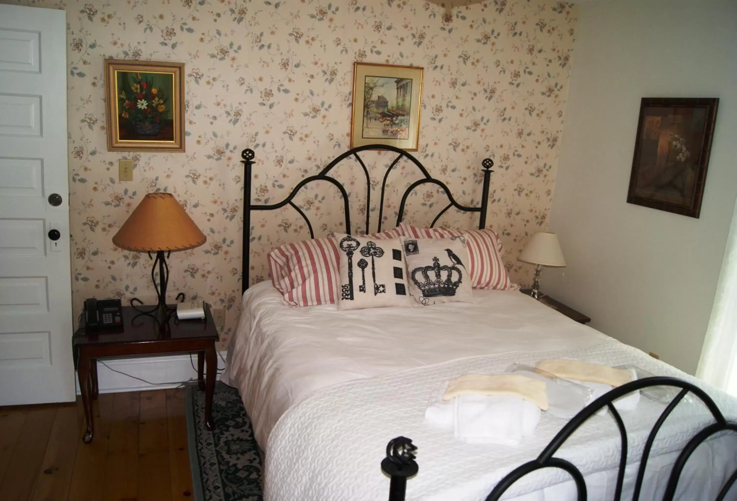 Bed in Ye Olde Walkerville Bed & Breakfast