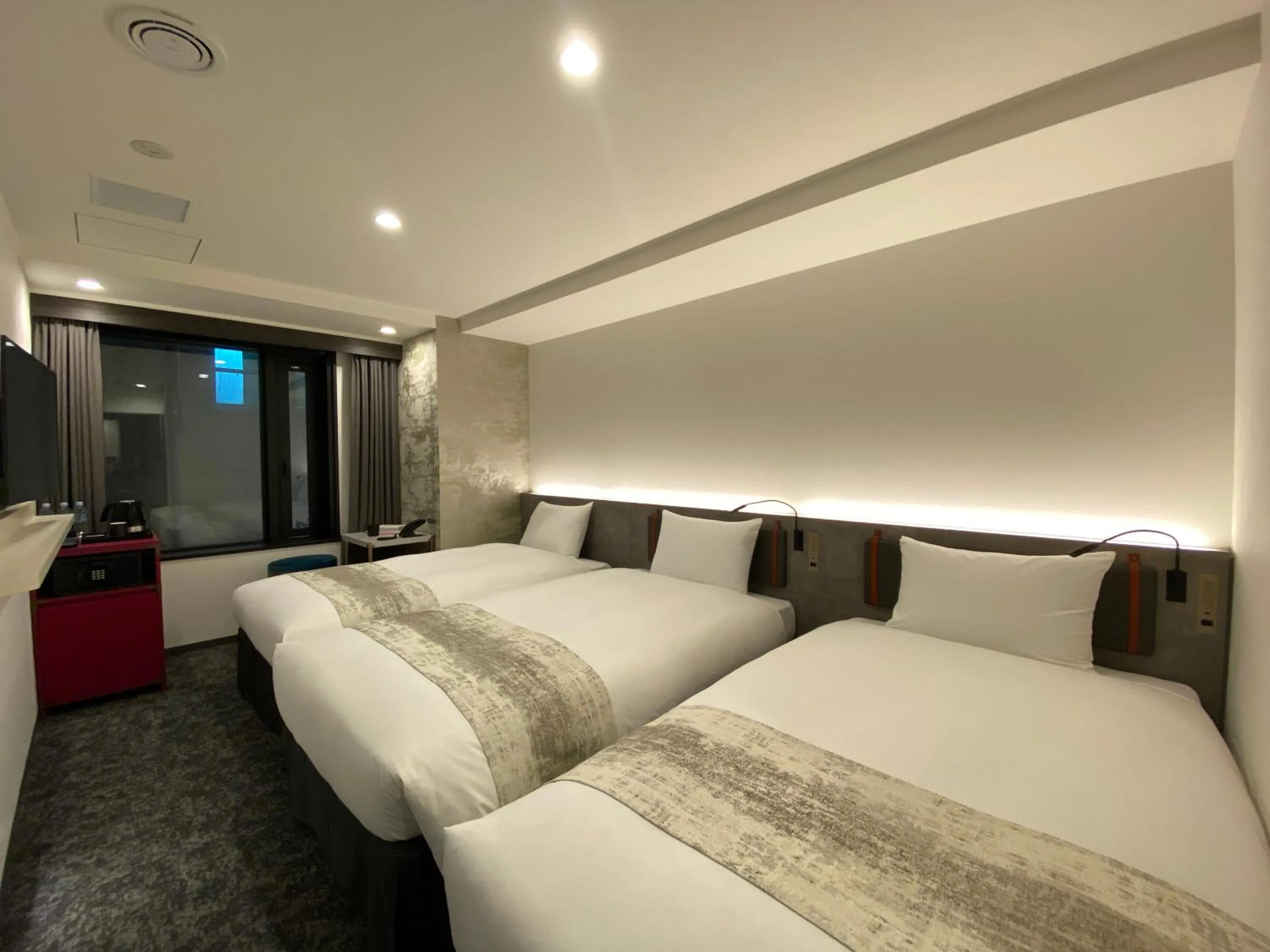 Photo of the whole room, Bed in the b ginza