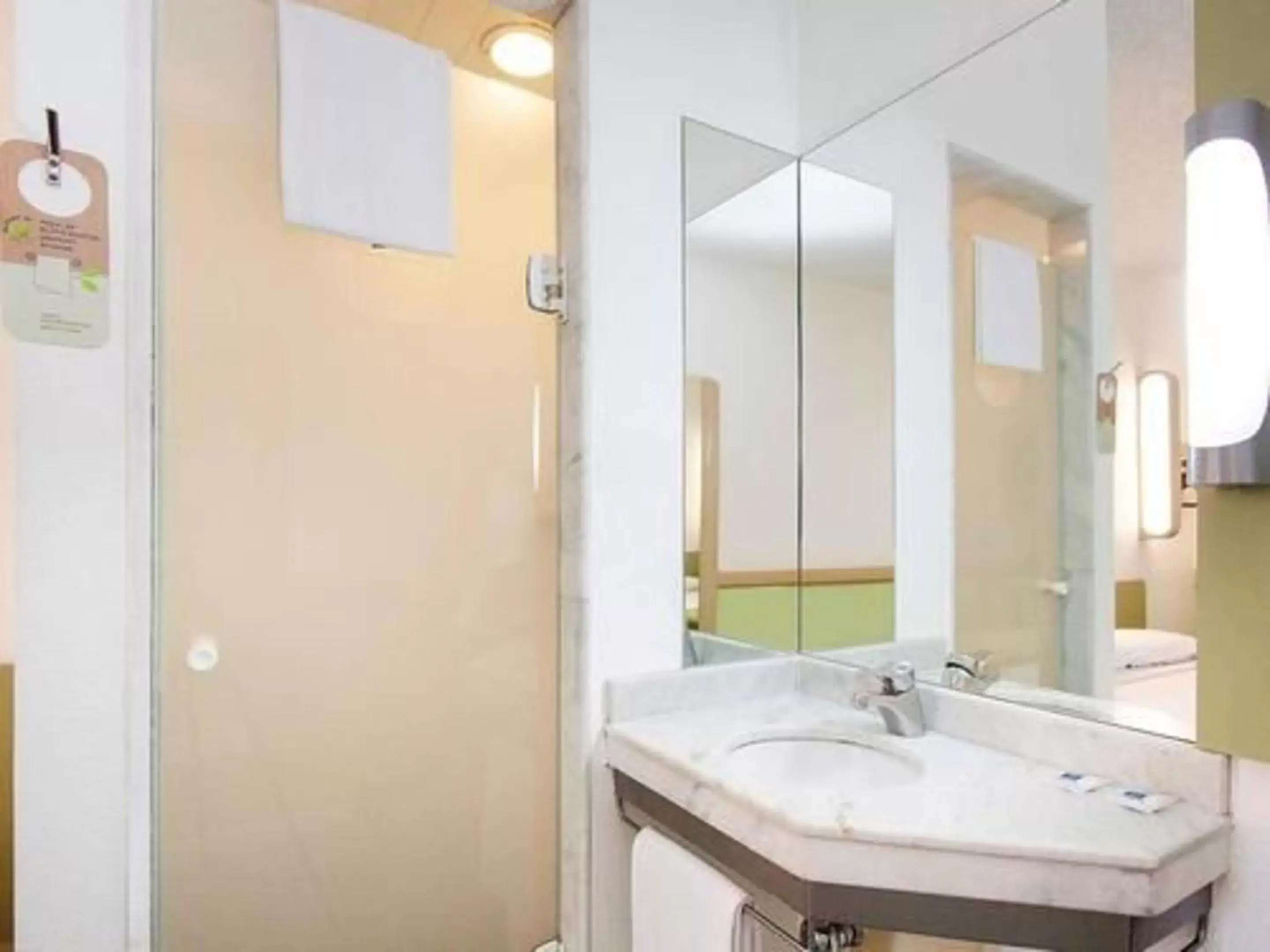 Toilet, Bathroom in ibis budget Sao Paulo Paulista