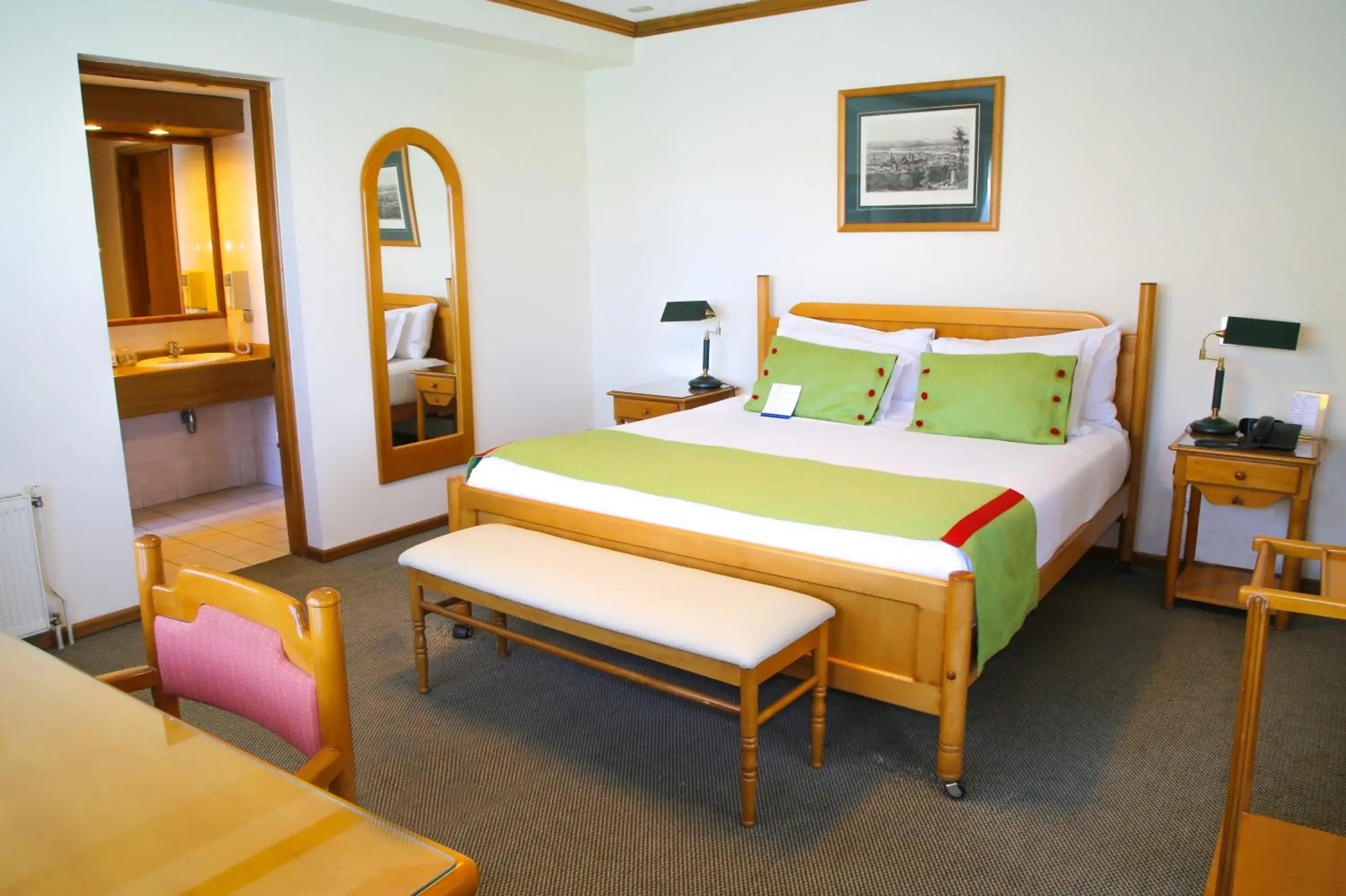 Photo of the whole room, Bed in abba Presidente Suites Puerto Montt