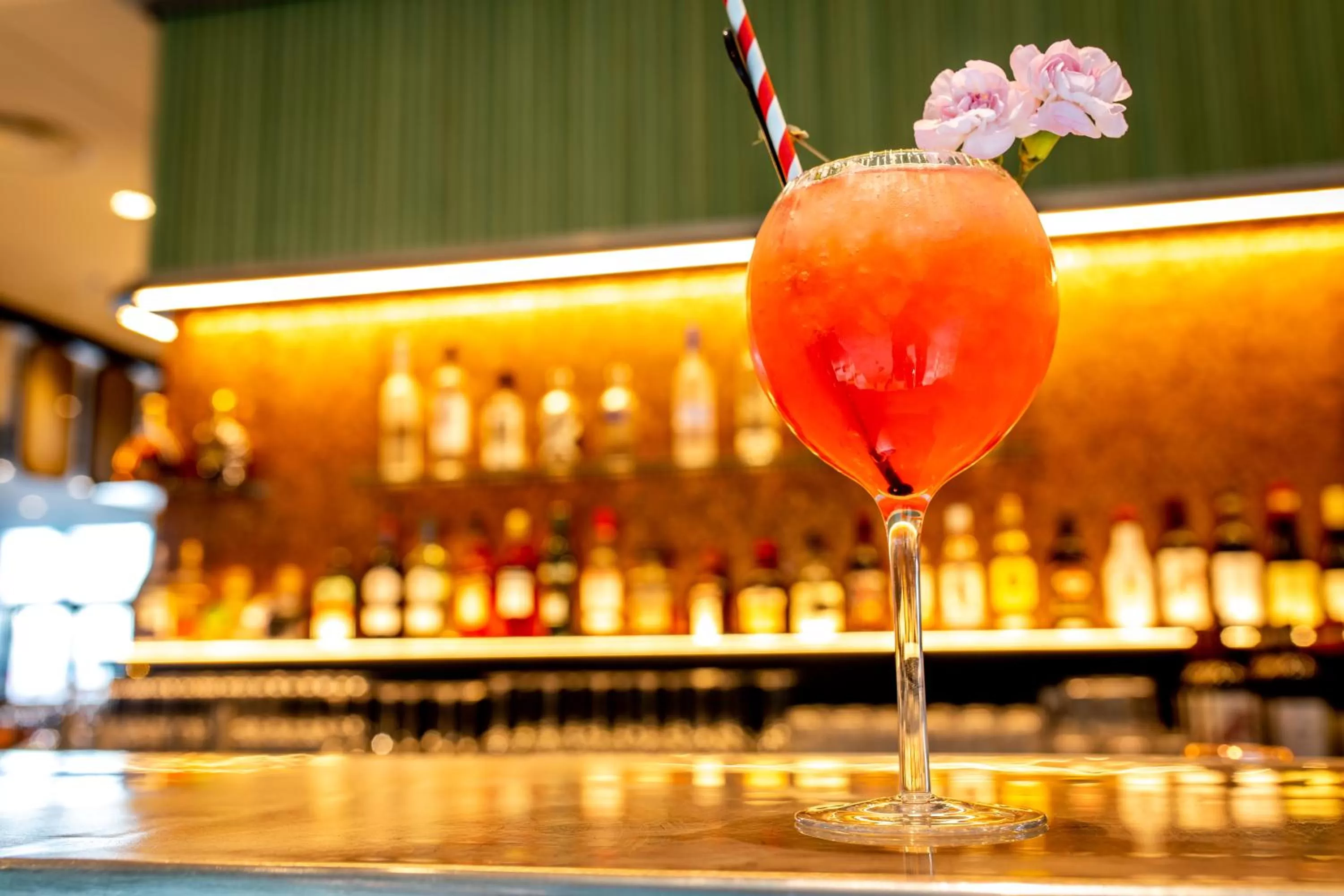 Lounge or bar in Holiday Inn London Heathrow - Bath Road by IHG