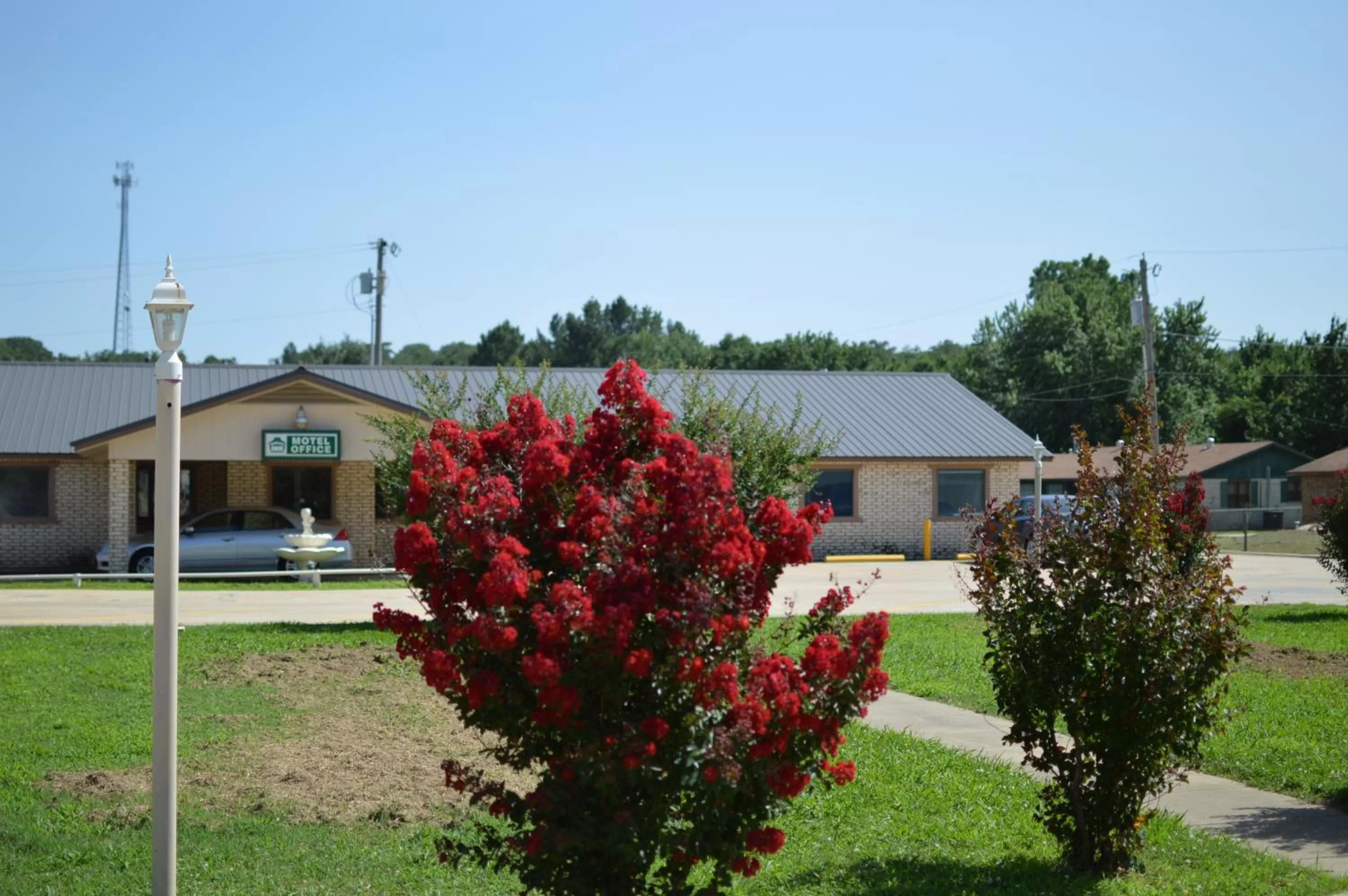 Facade/entrance, Property Building in Travelers Inn Wilburton