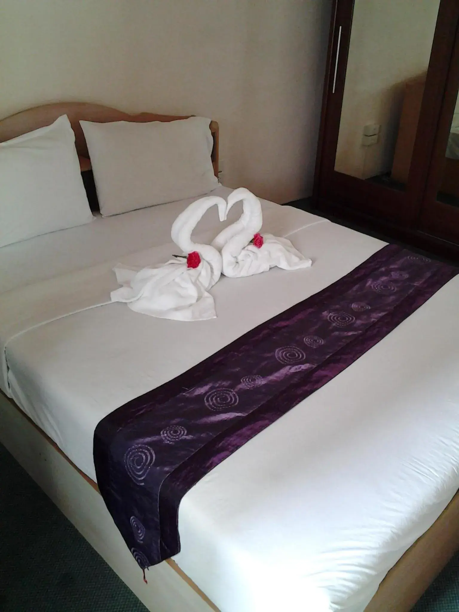 Bed in King Royal II Hotel