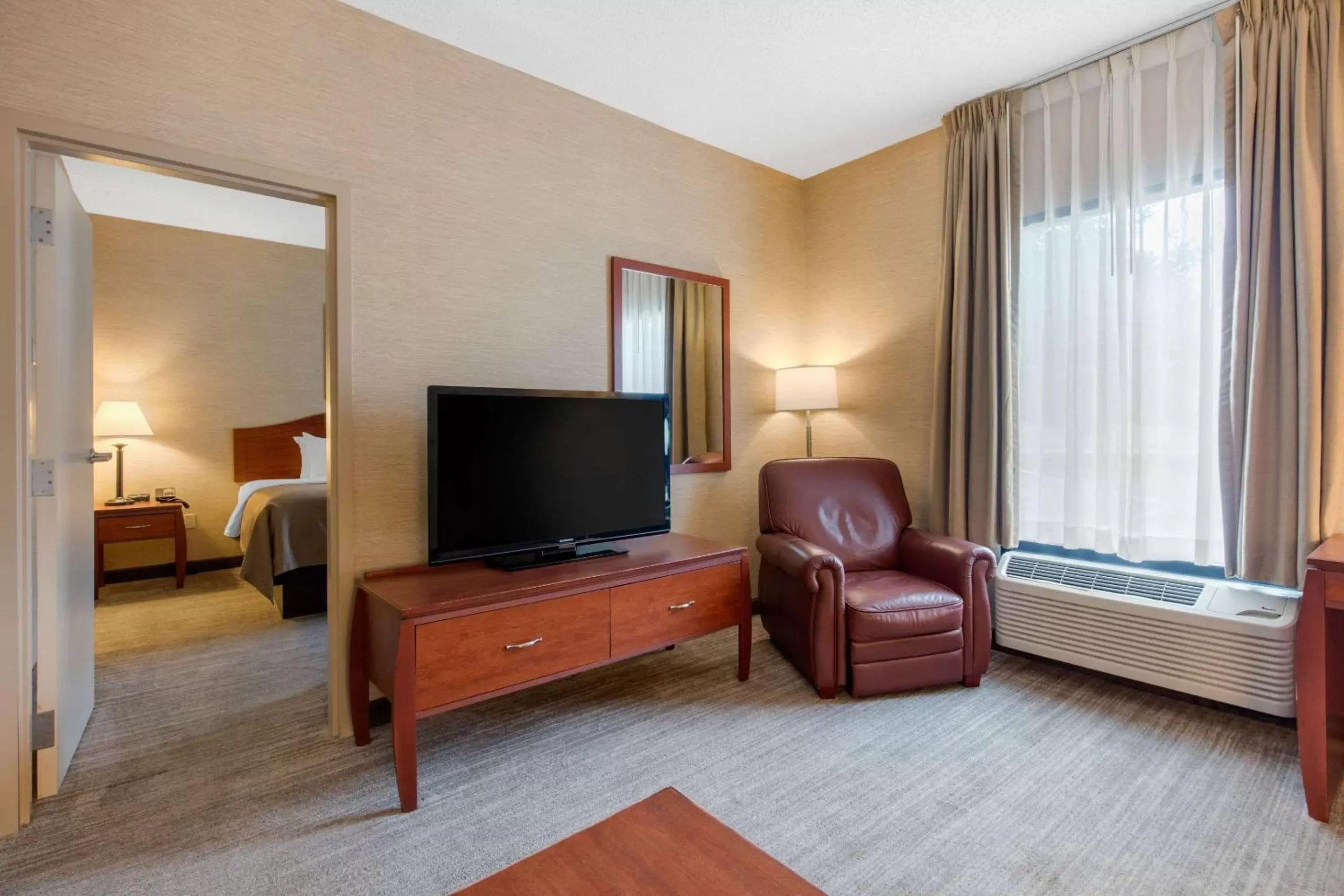 Photo of the whole room, TV/Entertainment Center in Quality Inn & Suites Benton - Draffenville