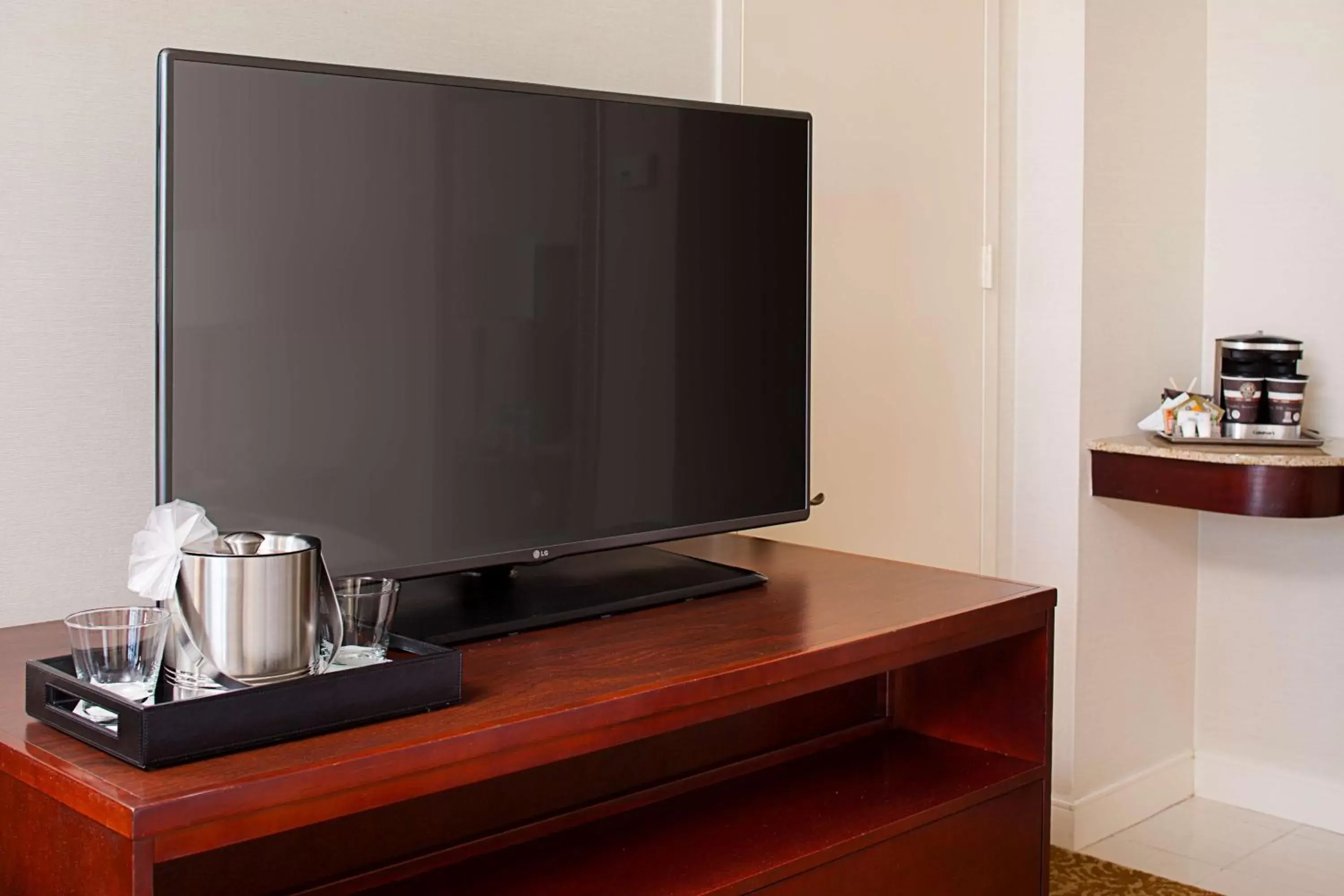 Bed, TV/Entertainment Center in Hilton Providence