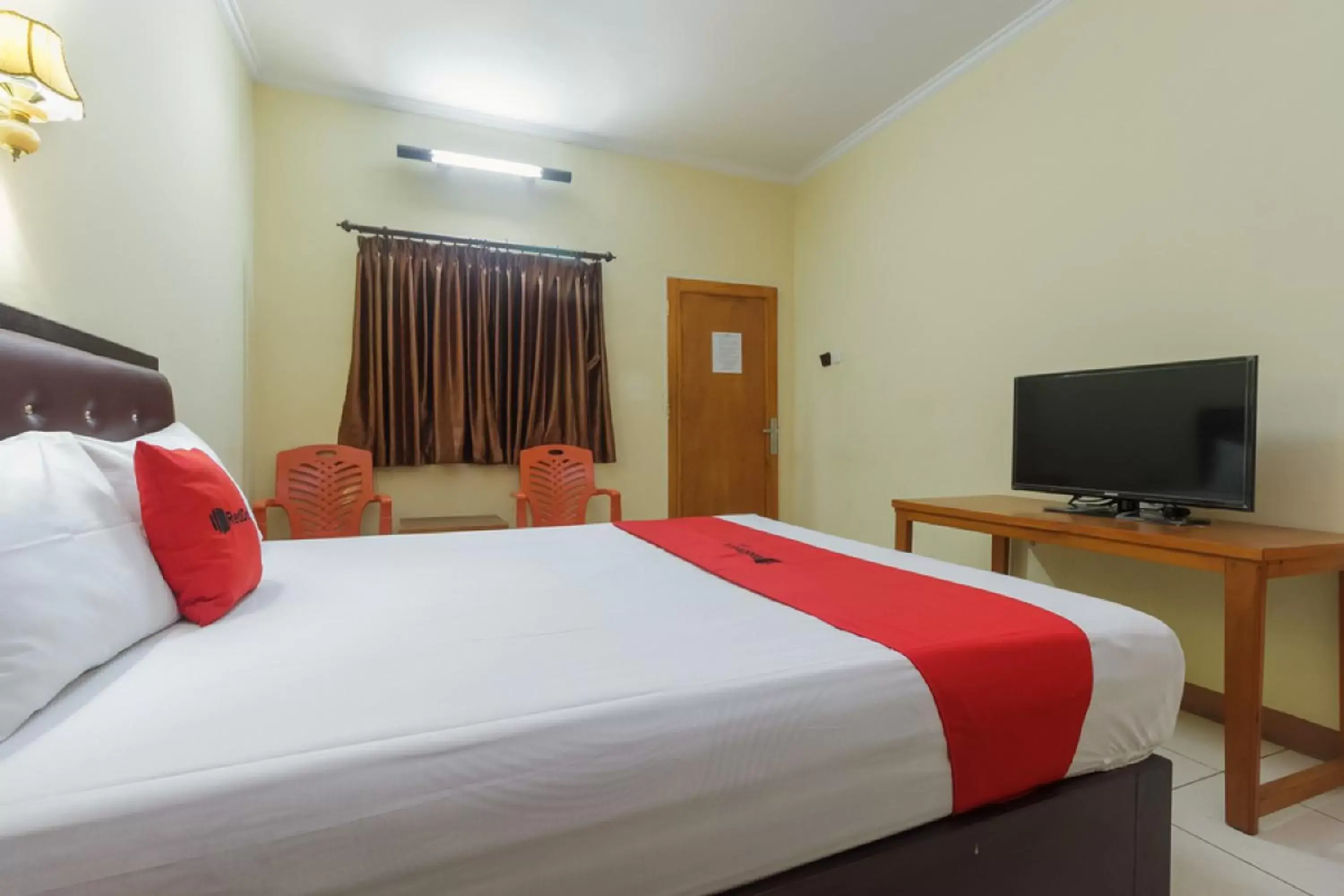 Bed in RedDoorz at Jalan Babepalar Rike Manado