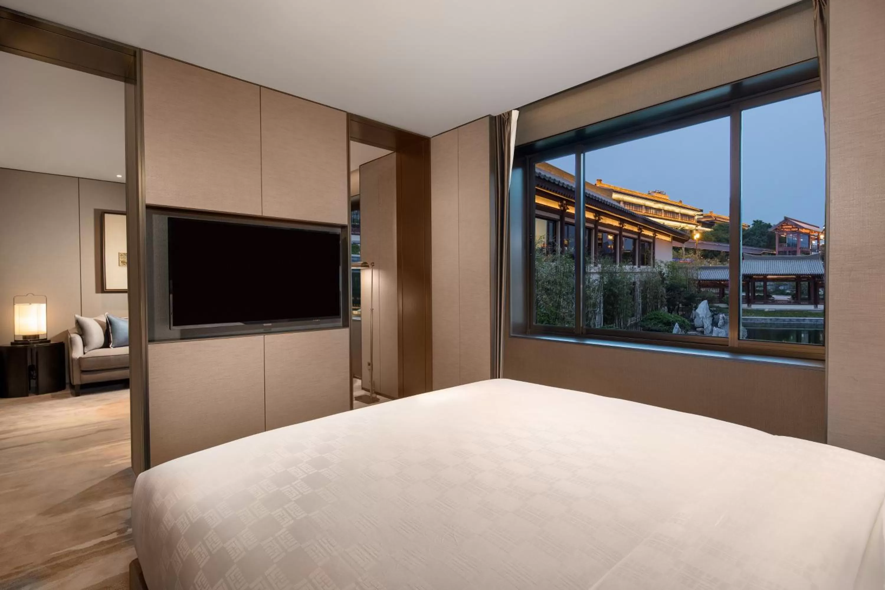 Photo of the whole room, Bed in HUALUXE Xi'an Tanghua by IHG