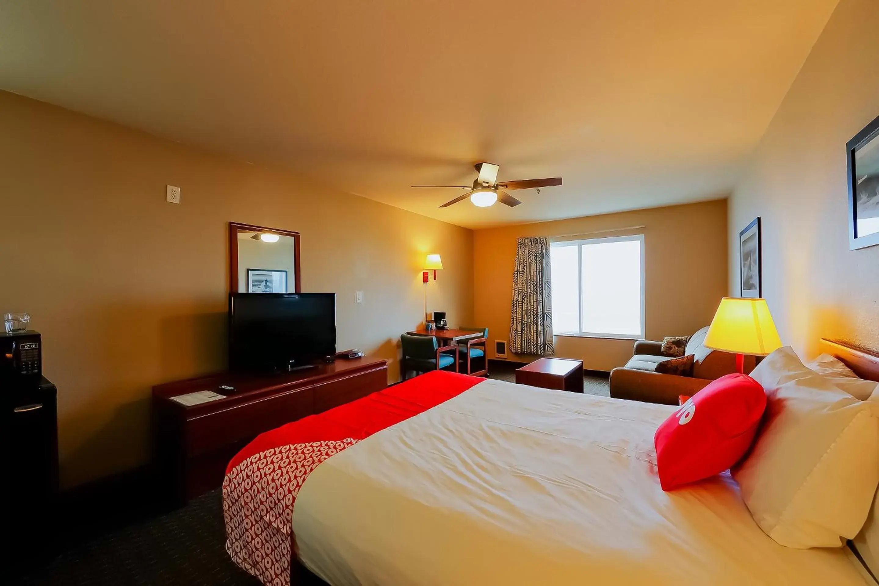 Bedroom in Siletz Bay Beachfront Hotel by OYO Lincoln City