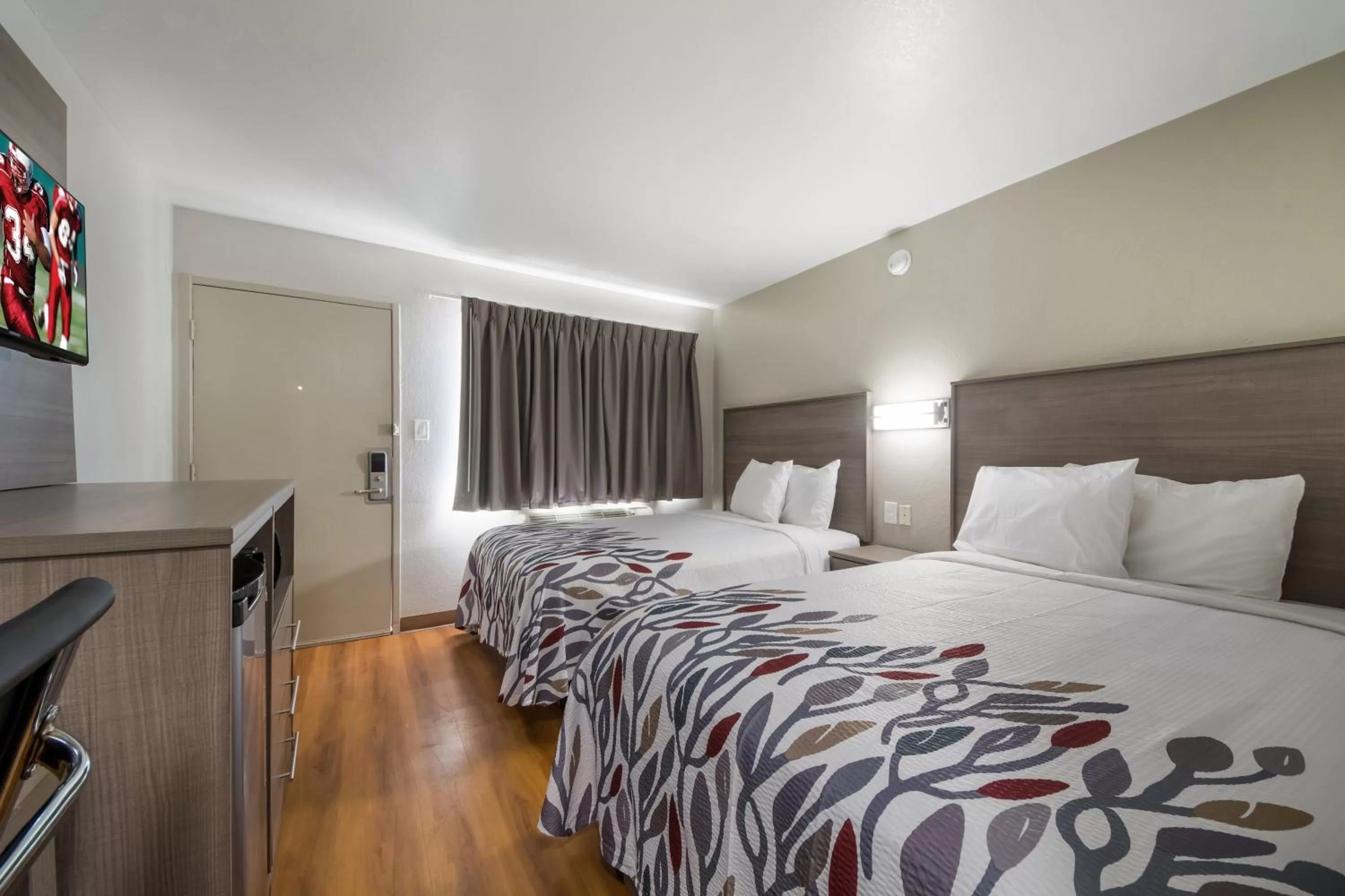 Photo of the whole room, Bed in Red Roof Inn San Antonio E - Frost Bank Center