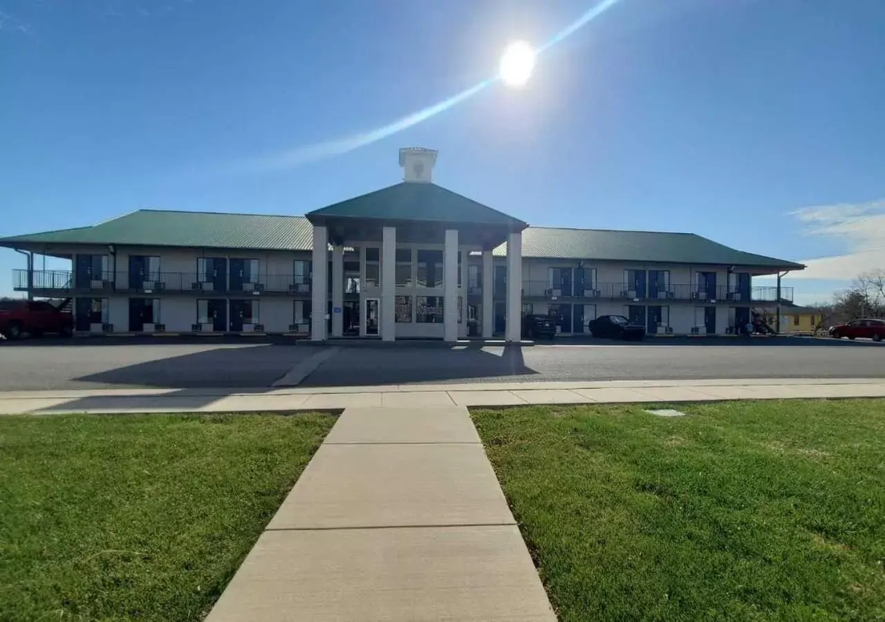 Property Building in Motel 6 Branson West, MO - Silver Dollar City