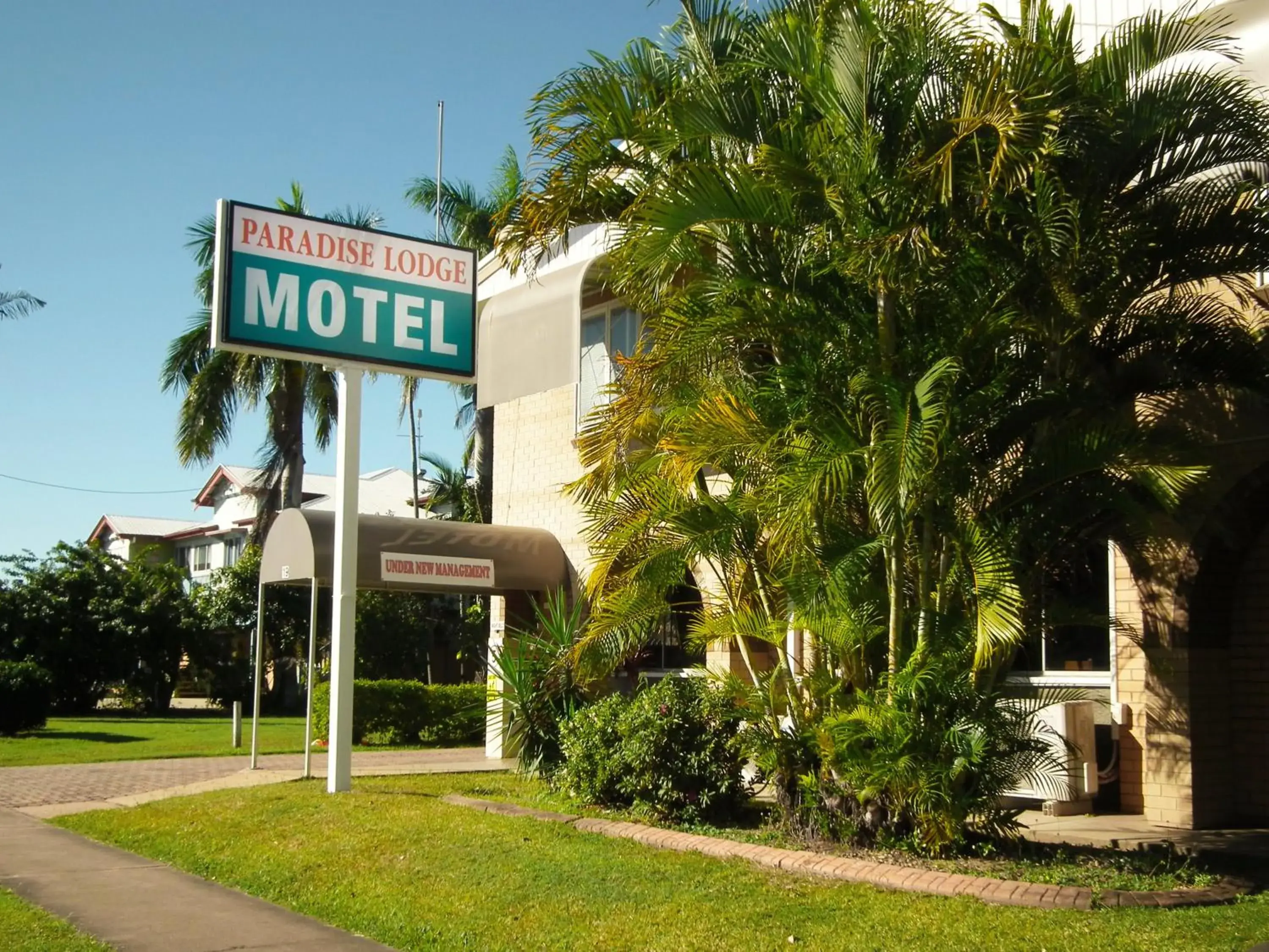 Property building, Garden in Paradise Motel