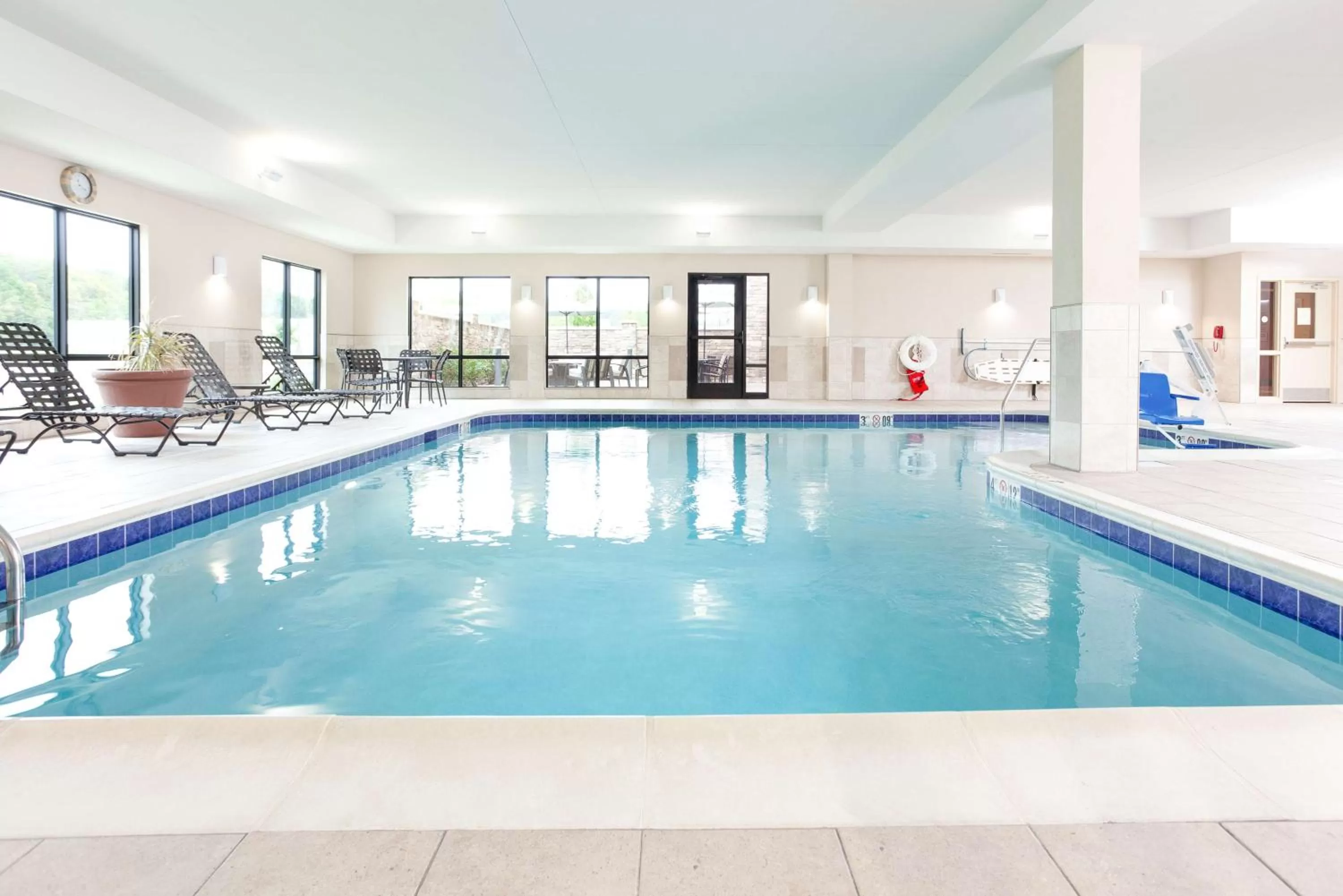 Pool view in Hampton Inn & Suites Niles/Warren, OH