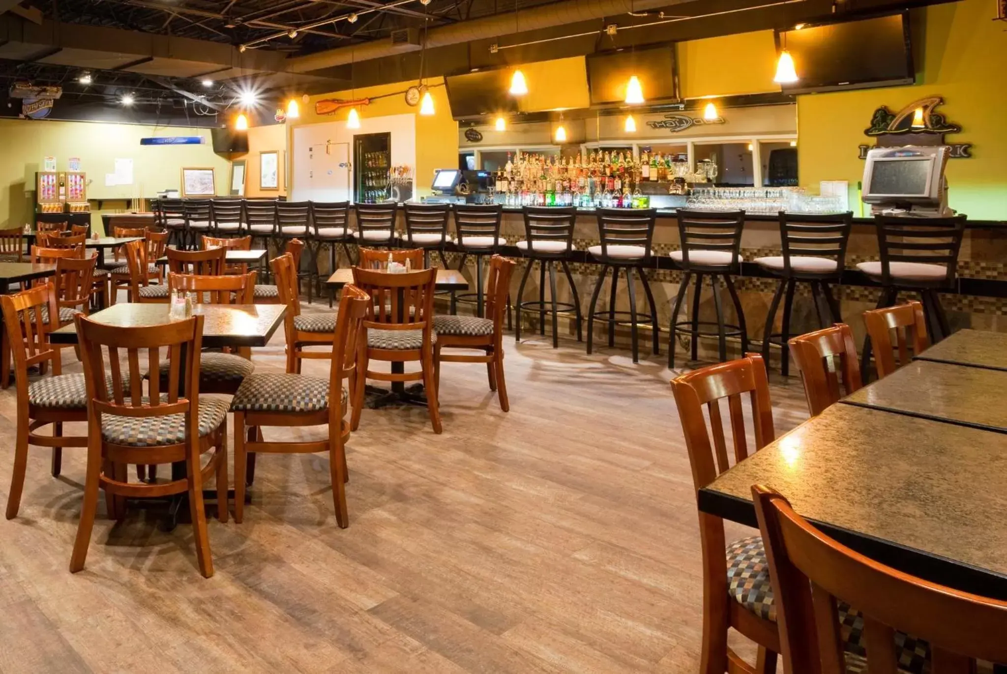 Lounge or bar, Restaurant/Places to Eat in Holiday Inn Detroit Lakes, an IHG Hotel