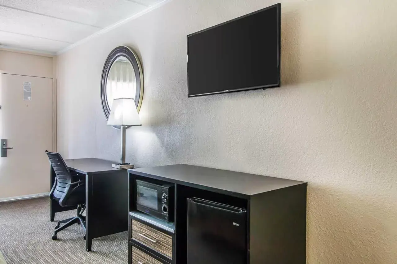 TV and multimedia, TV/Entertainment Center in Quality Inn Hinesville - Fort Stewart Area, Kitchenette Rooms - Pool - Guest Laundry