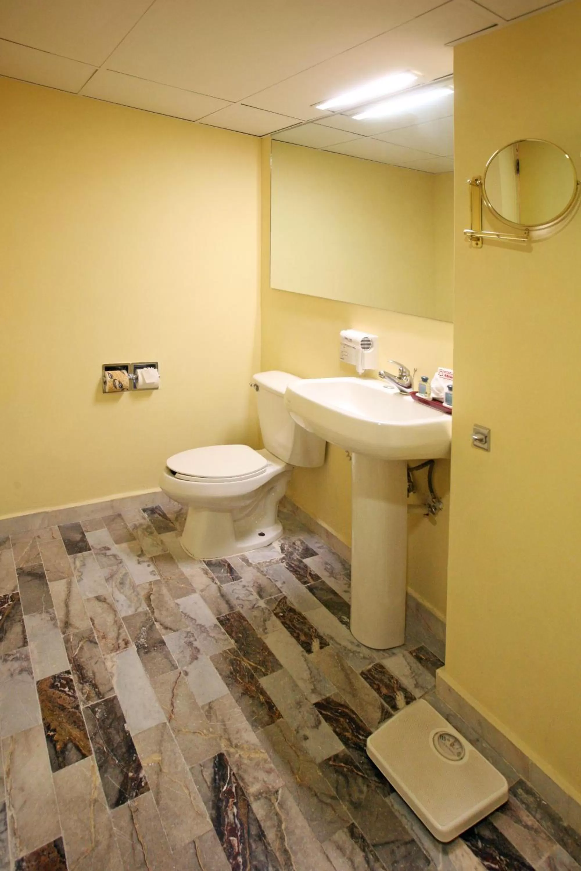 Bathroom in Mision Monterrey Centro Historico