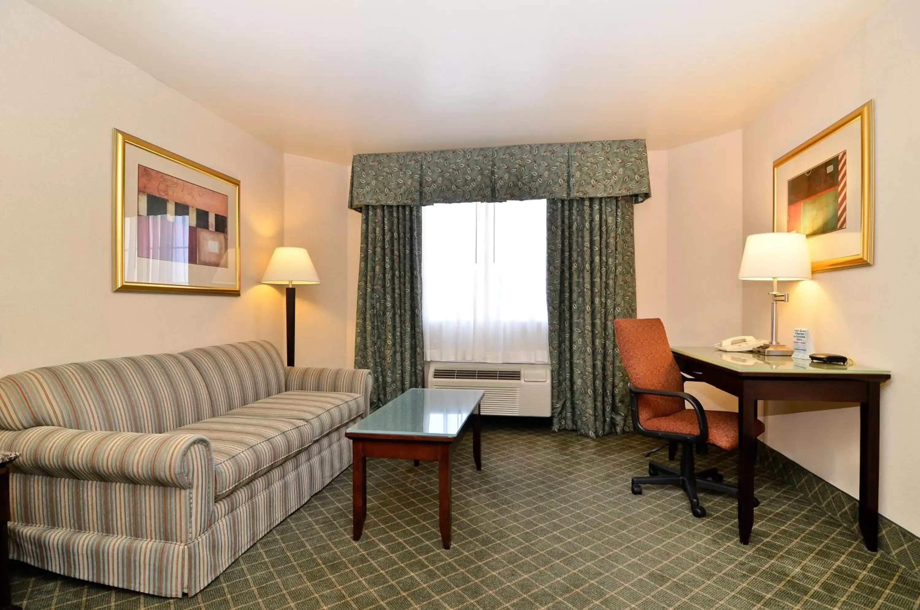 Photo of the whole room, Seating Area in Holiday Inn Express Mira Mesa San Diego, an IHG Hotel