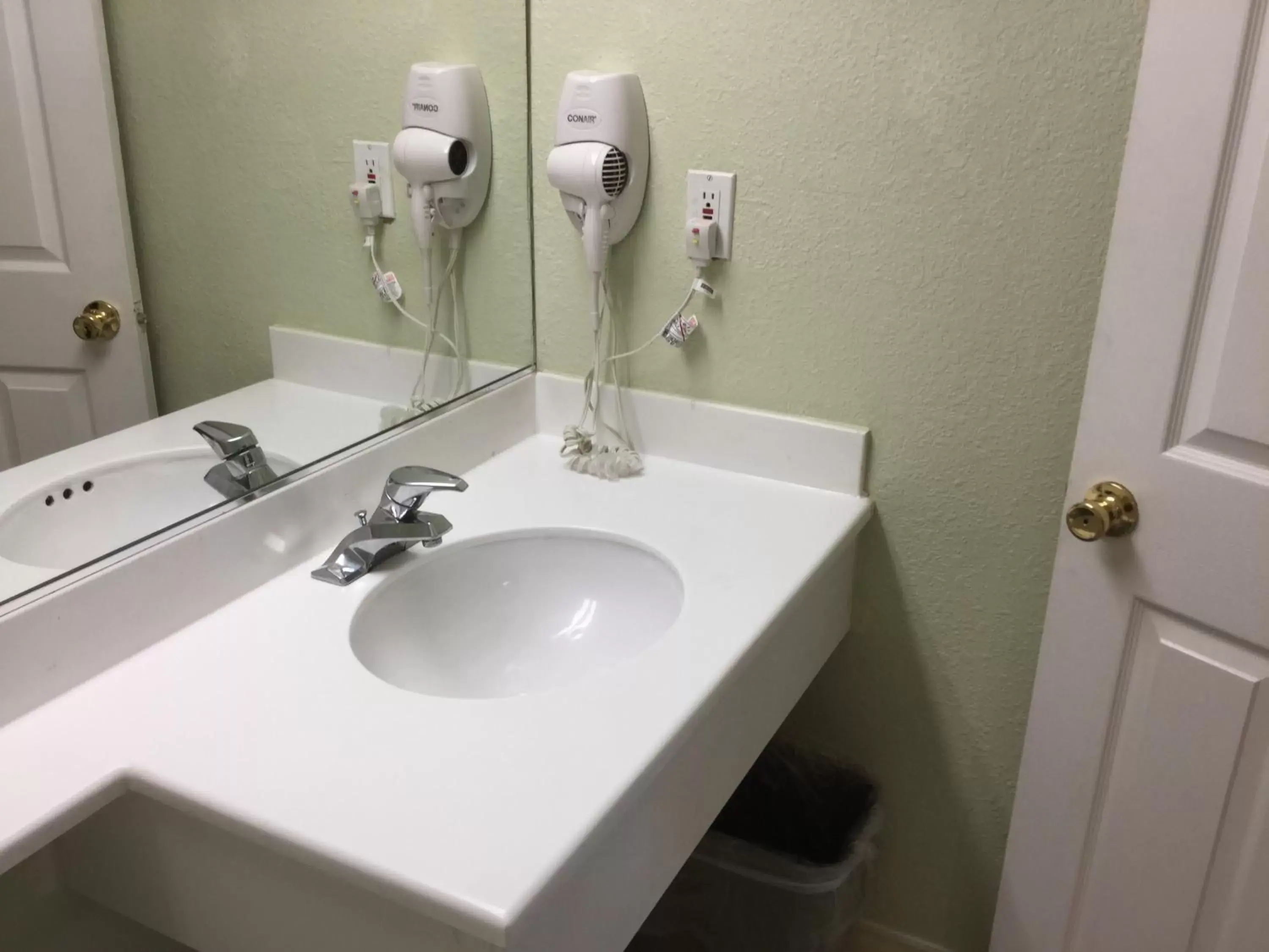 Bathroom in Beverly Inn