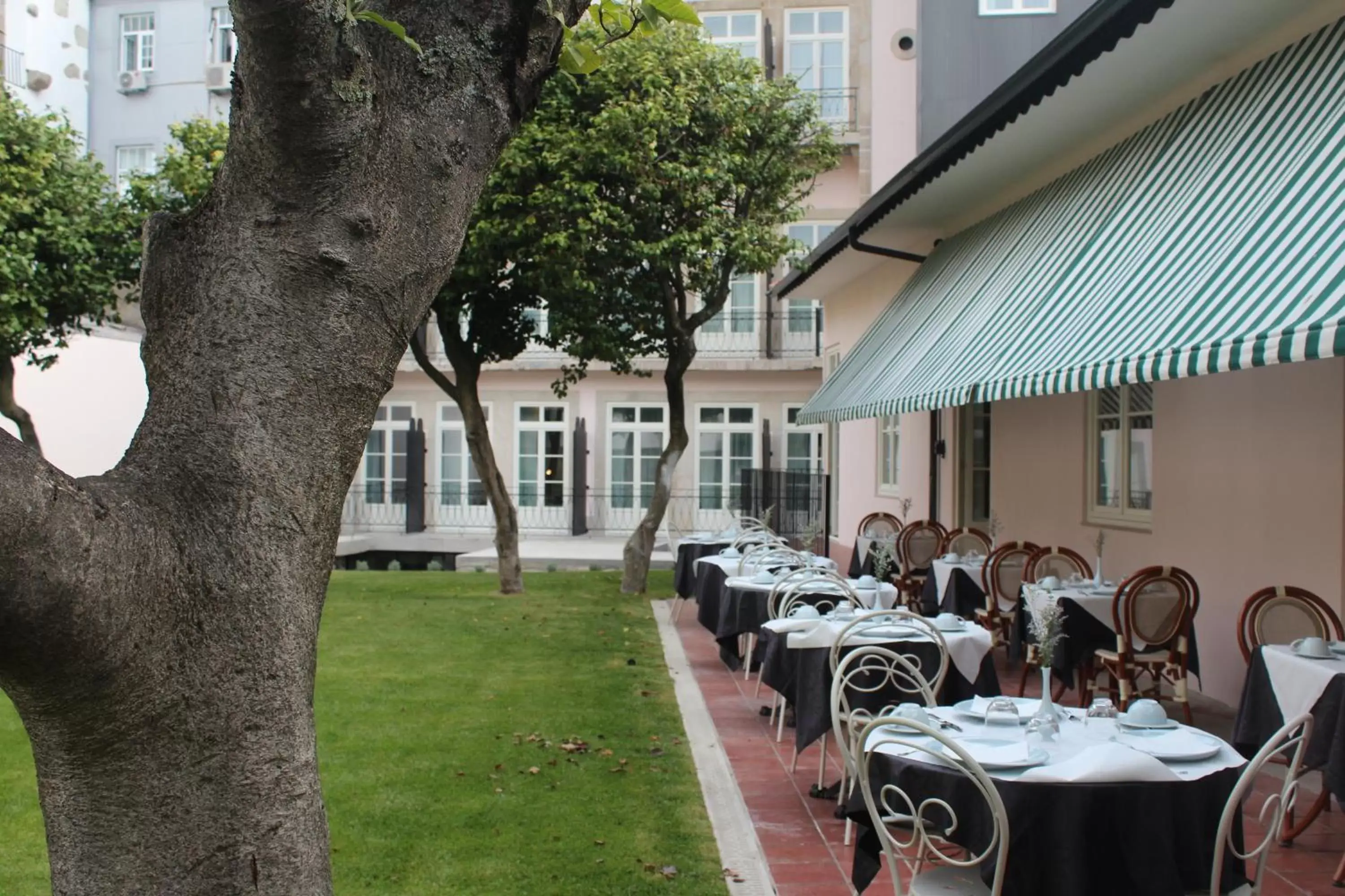 Garden, Restaurant/Places to Eat in GRANDE HOTEL PARIS by STAY HOTELS