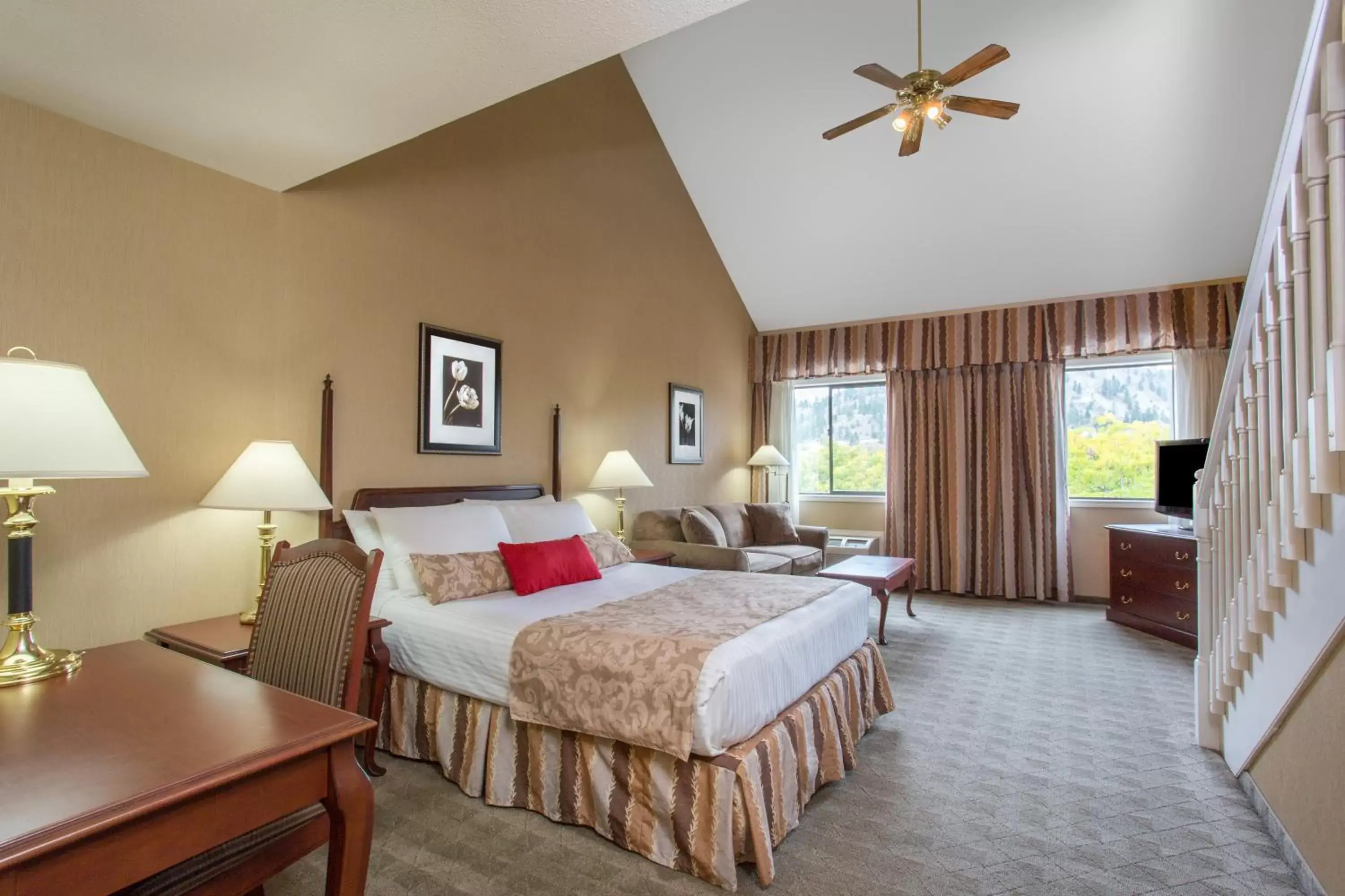 Seating area in Ramada by Wyndham Kelowna Hotel & Conference Center