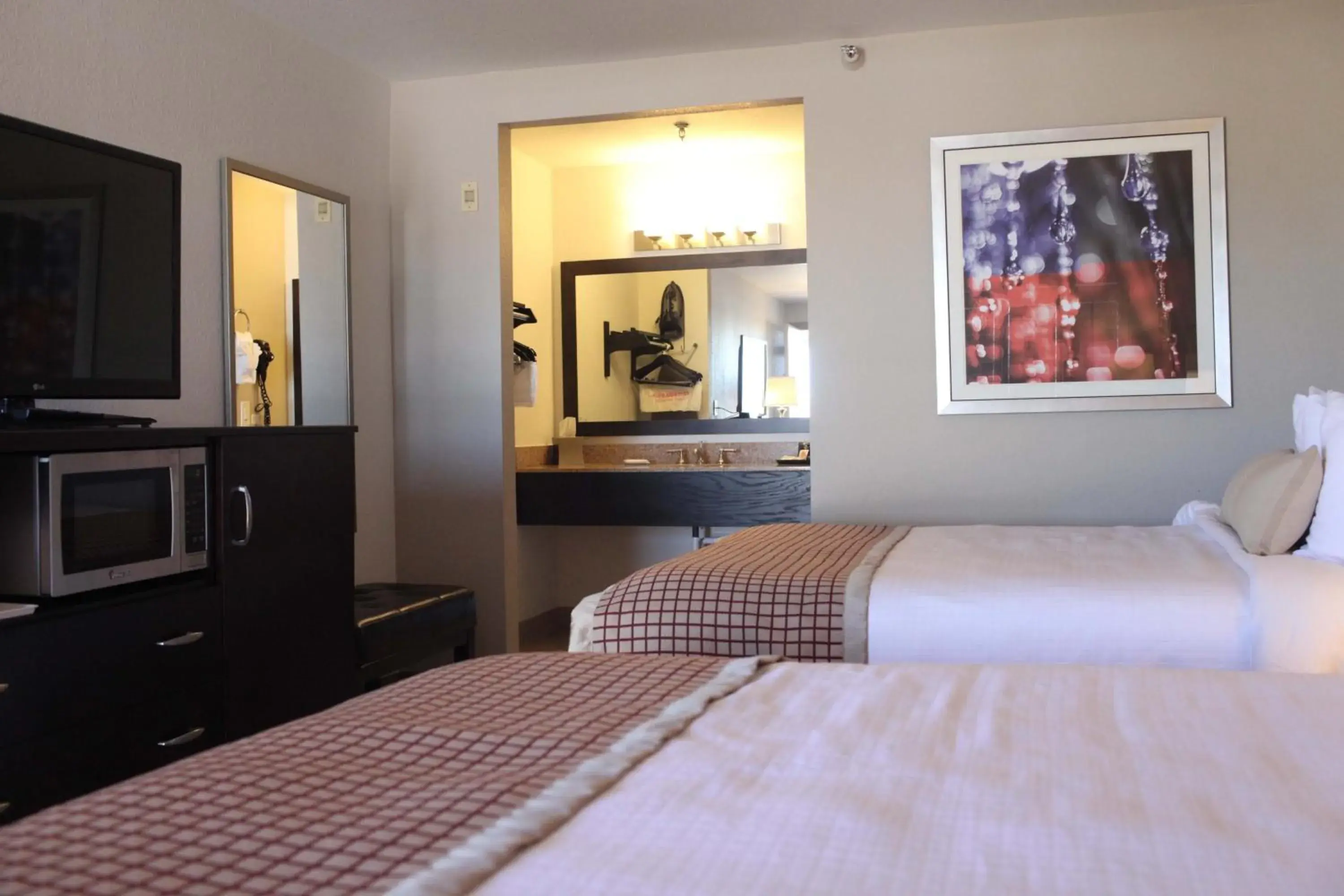 Photo of the whole room, Bed in Ramada by Wyndham Tempe/At Arizona Mills Mall