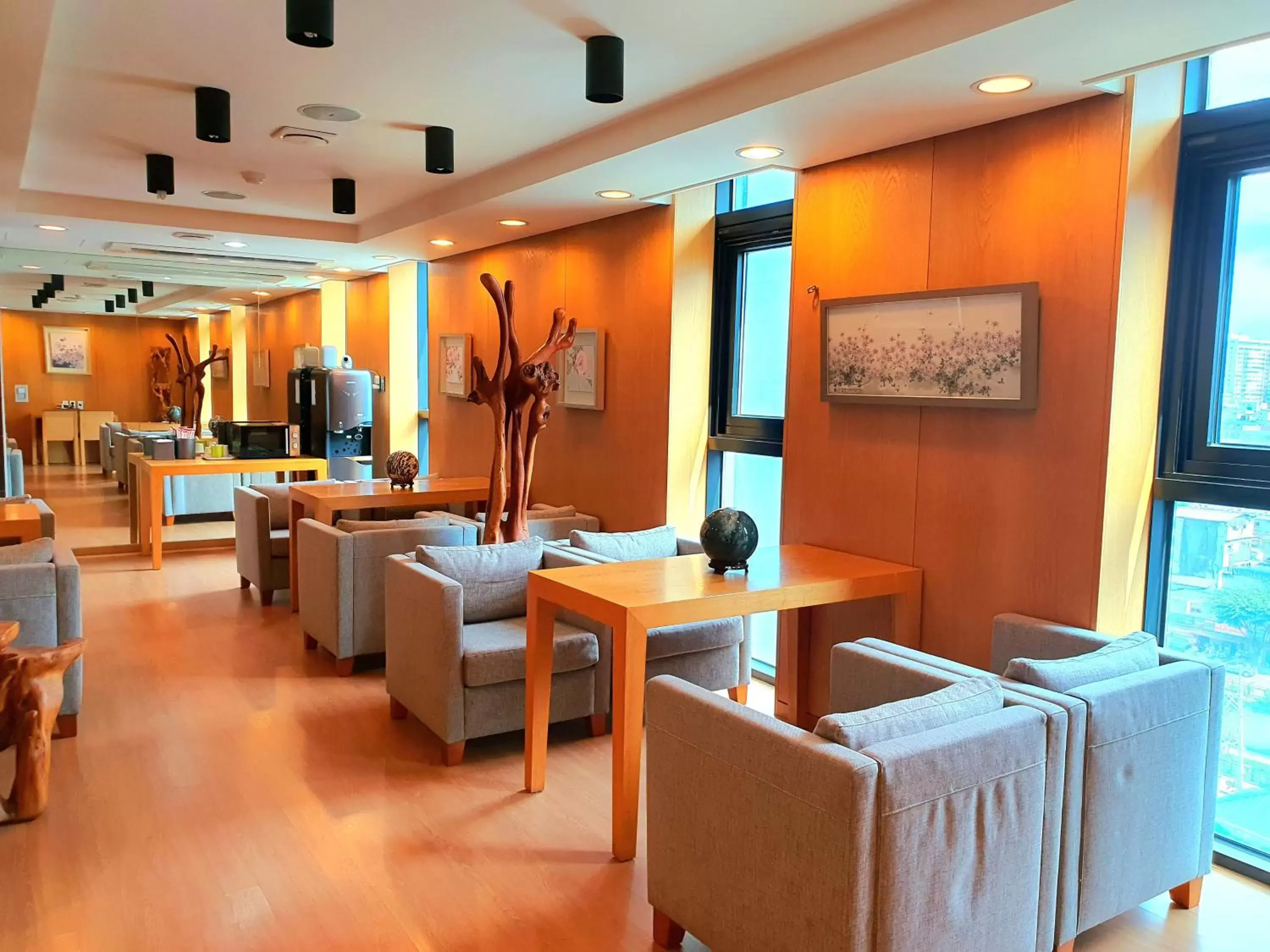 Communal lounge/ TV room in Rian Hotel