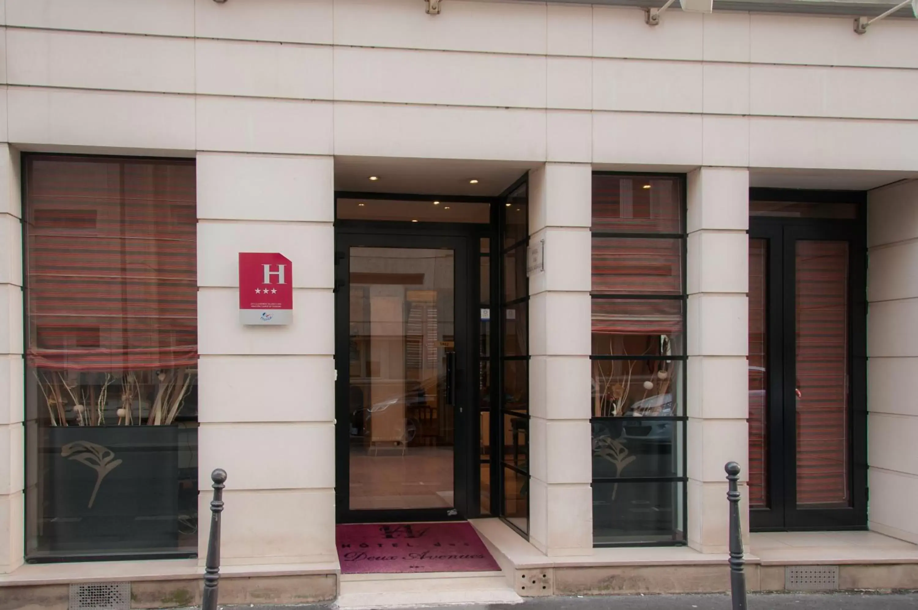Facade/entrance in Hôtel des Deux Avenues