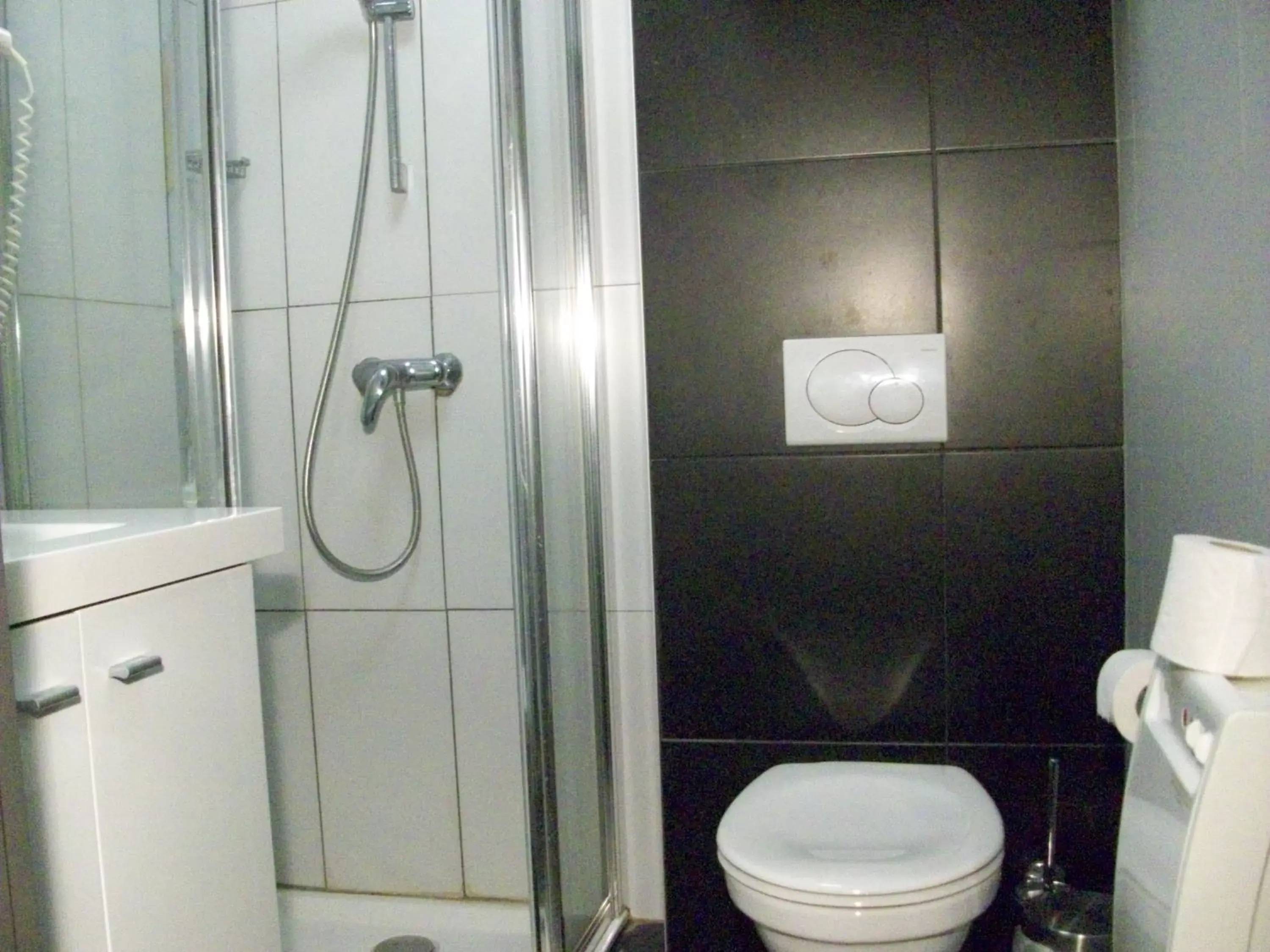 Shower, Bathroom in Hotel La Louve