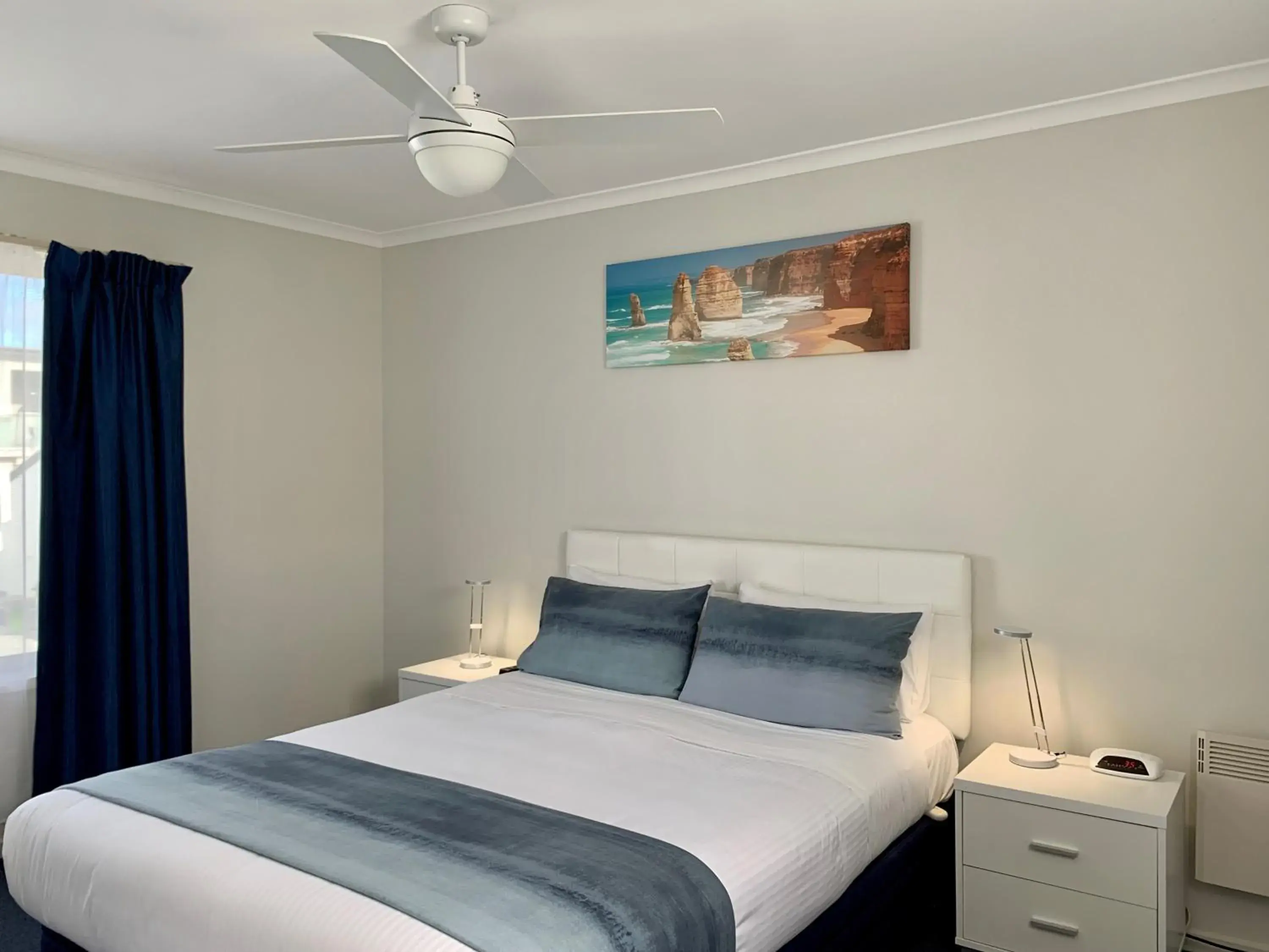 Bedroom, Bed in Apollo Bay Waterfront Motor Inn