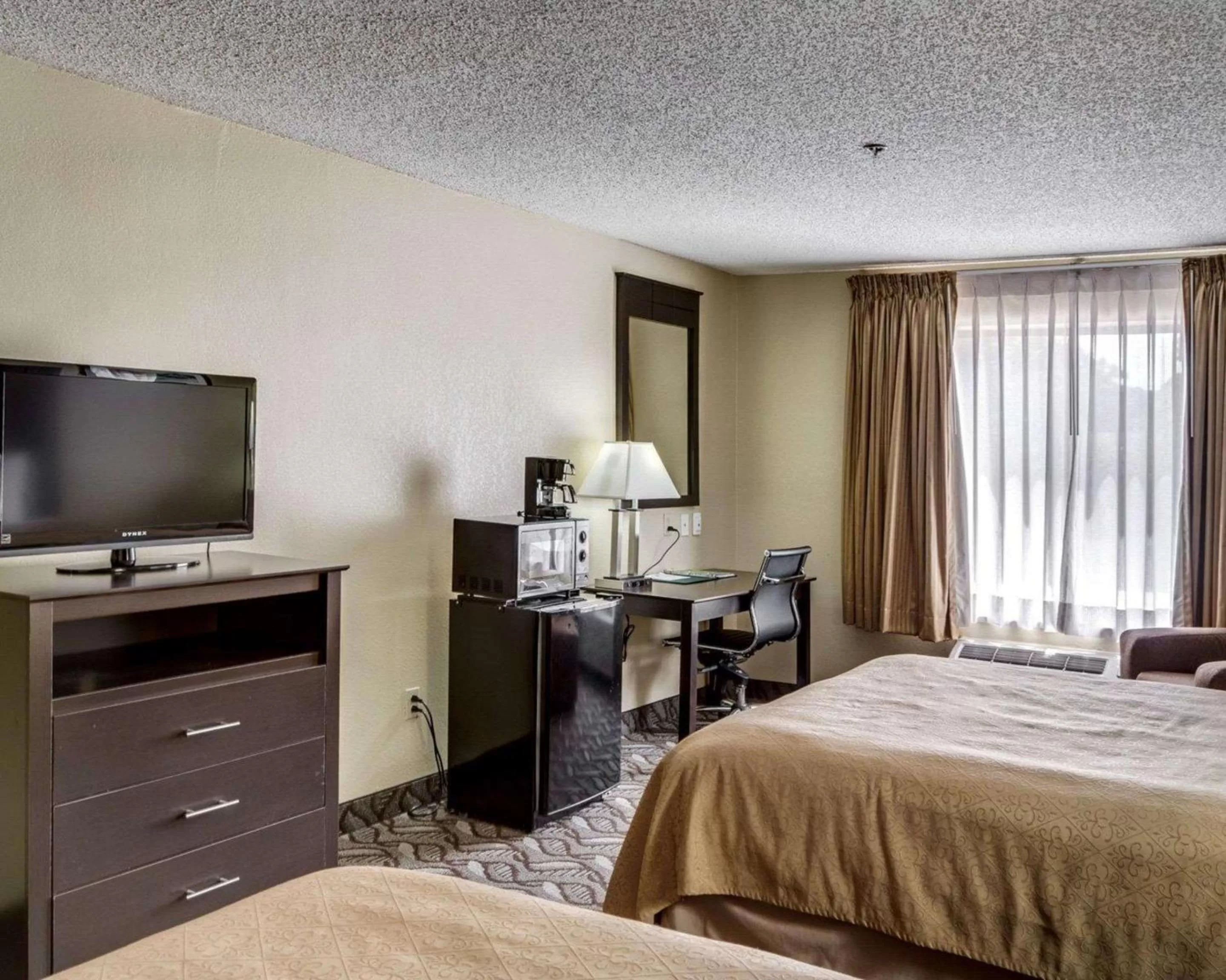 Photo of the whole room, Bed in Quality Suites Baton Rouge East - Denham Springs