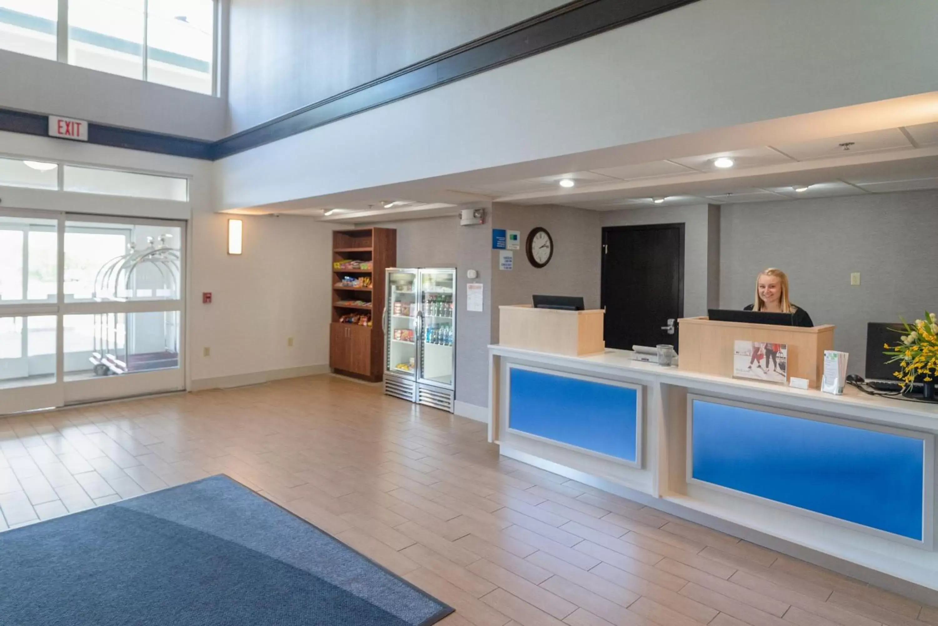Property building, Lobby/Reception in Holiday Inn Express Houghton-Keweenaw, an IHG Hotel