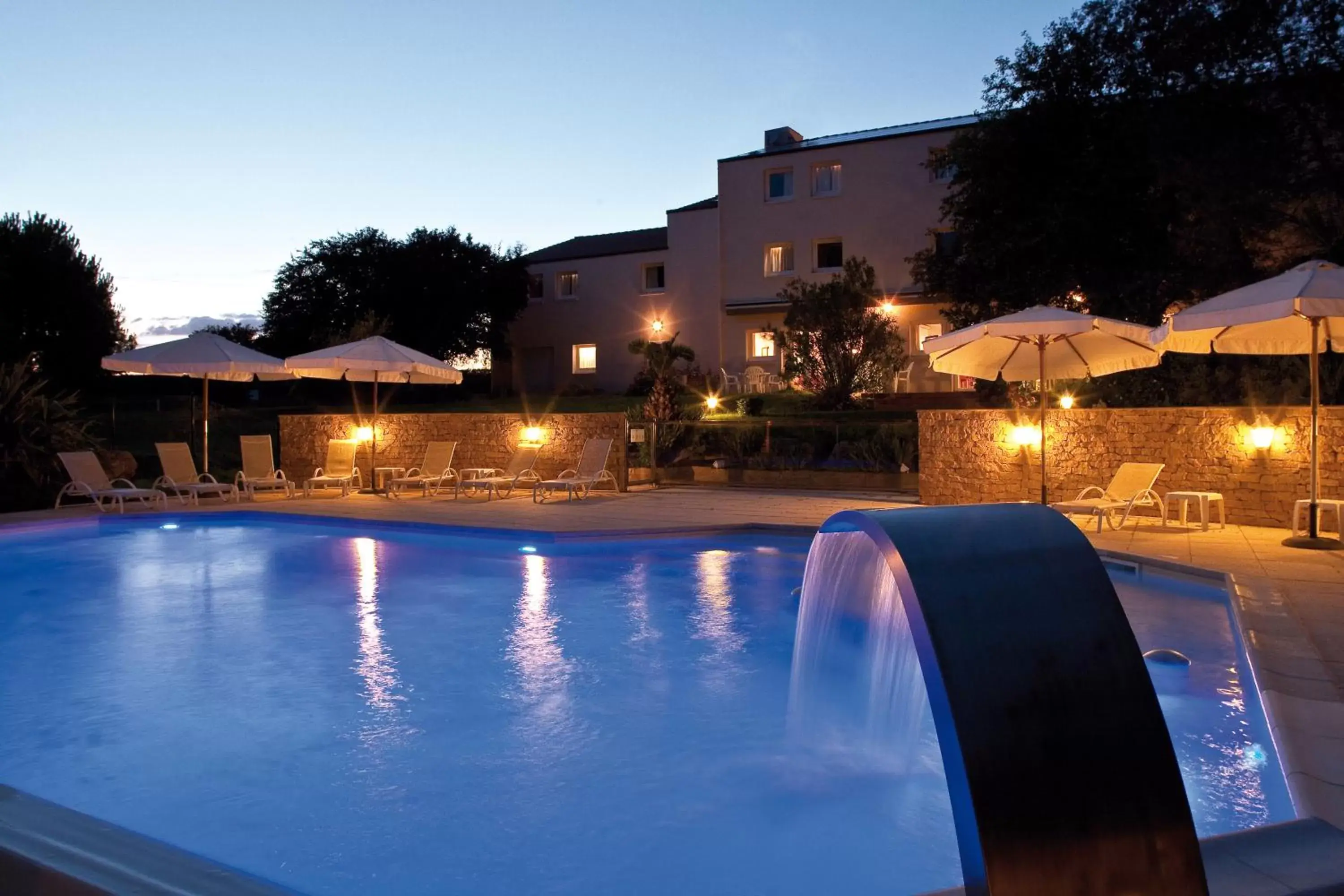 Night, Swimming Pool in Kyriad Nantes Sud - Bouaye Aéroport