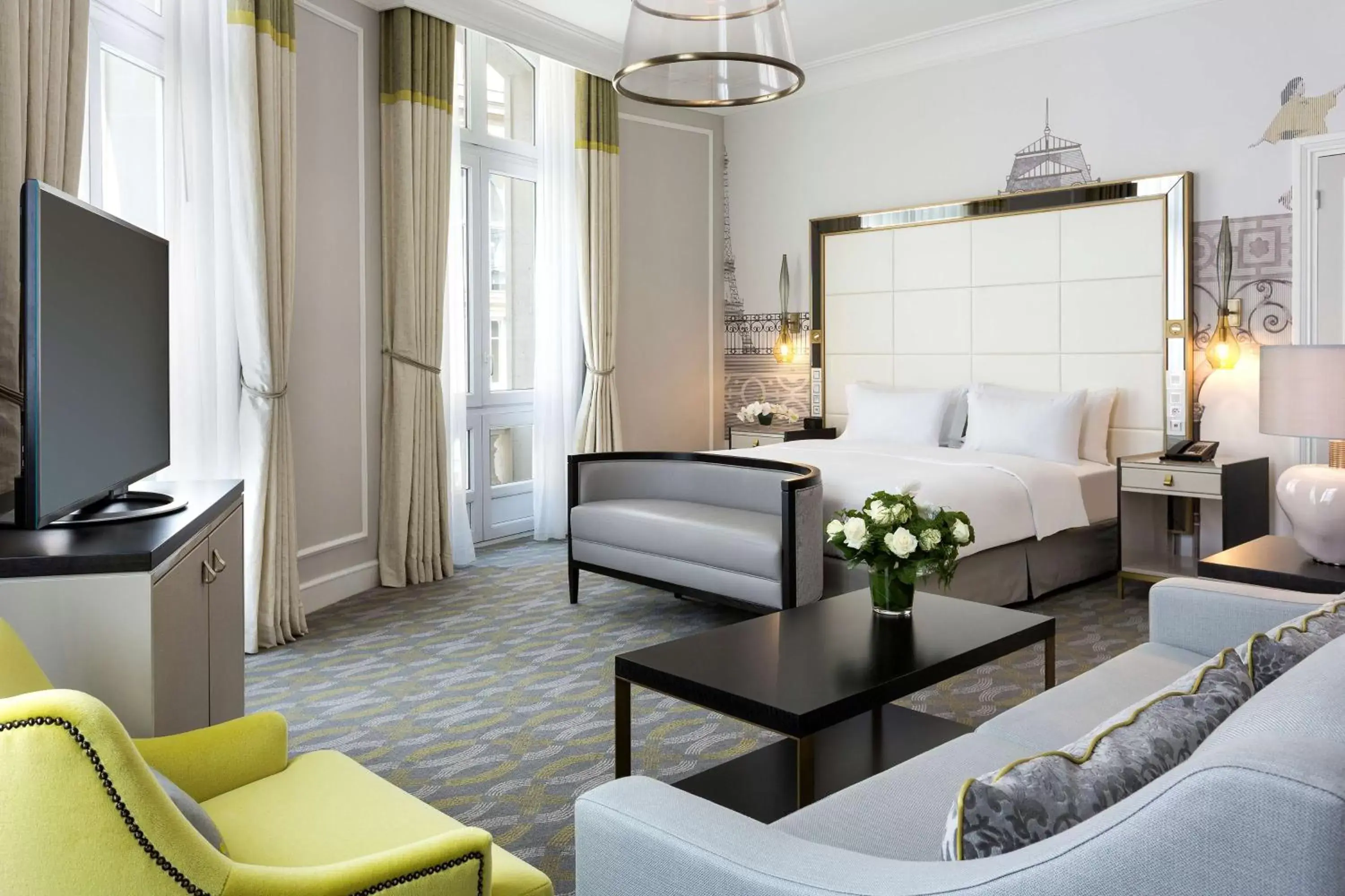Bed, Seating Area in Hilton Paris Opera