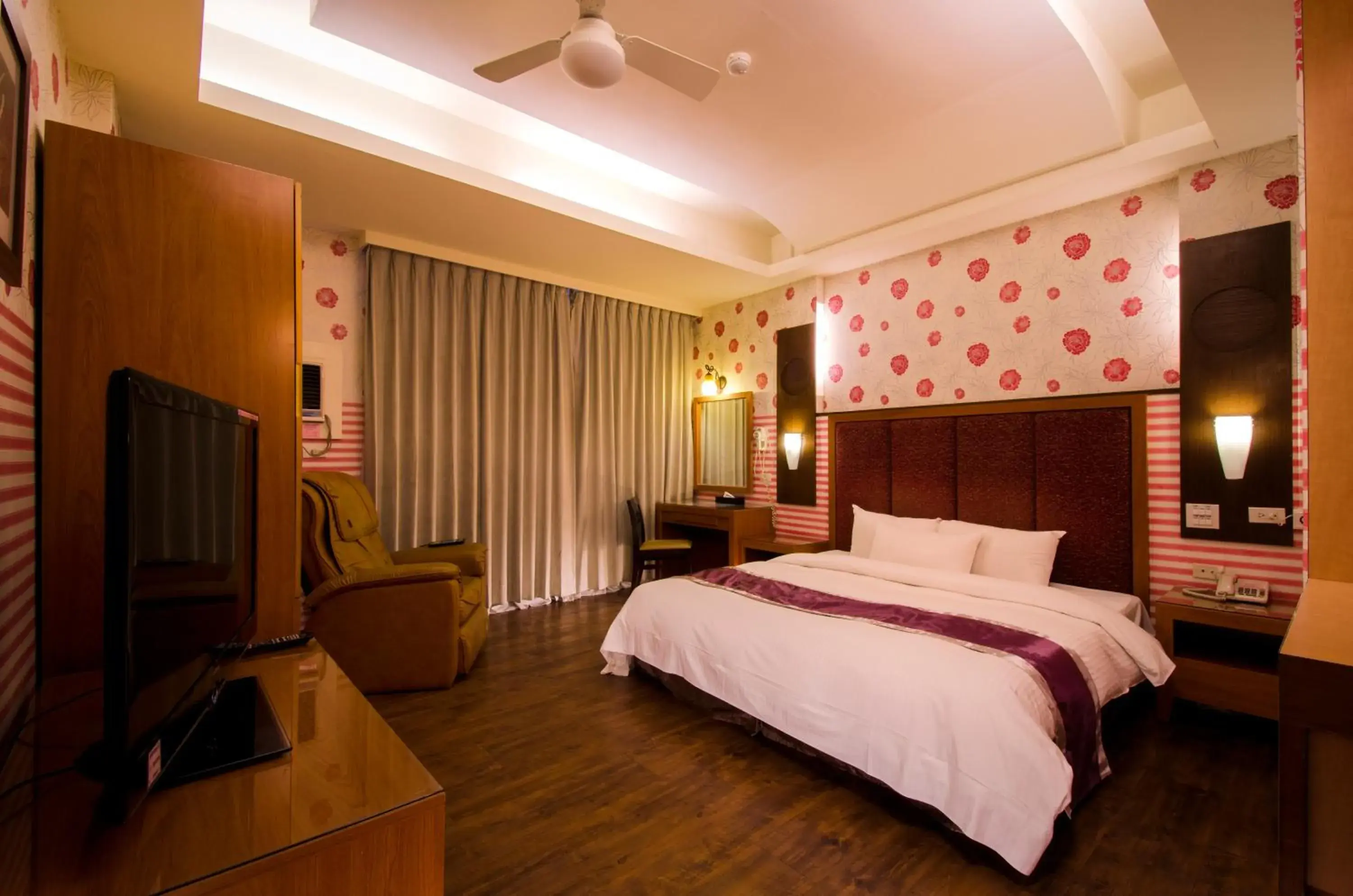 Photo of the whole room, Room Photo in wogo hotel