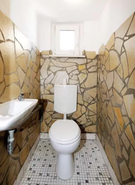Bathroom in Hotel Goldener Hahn